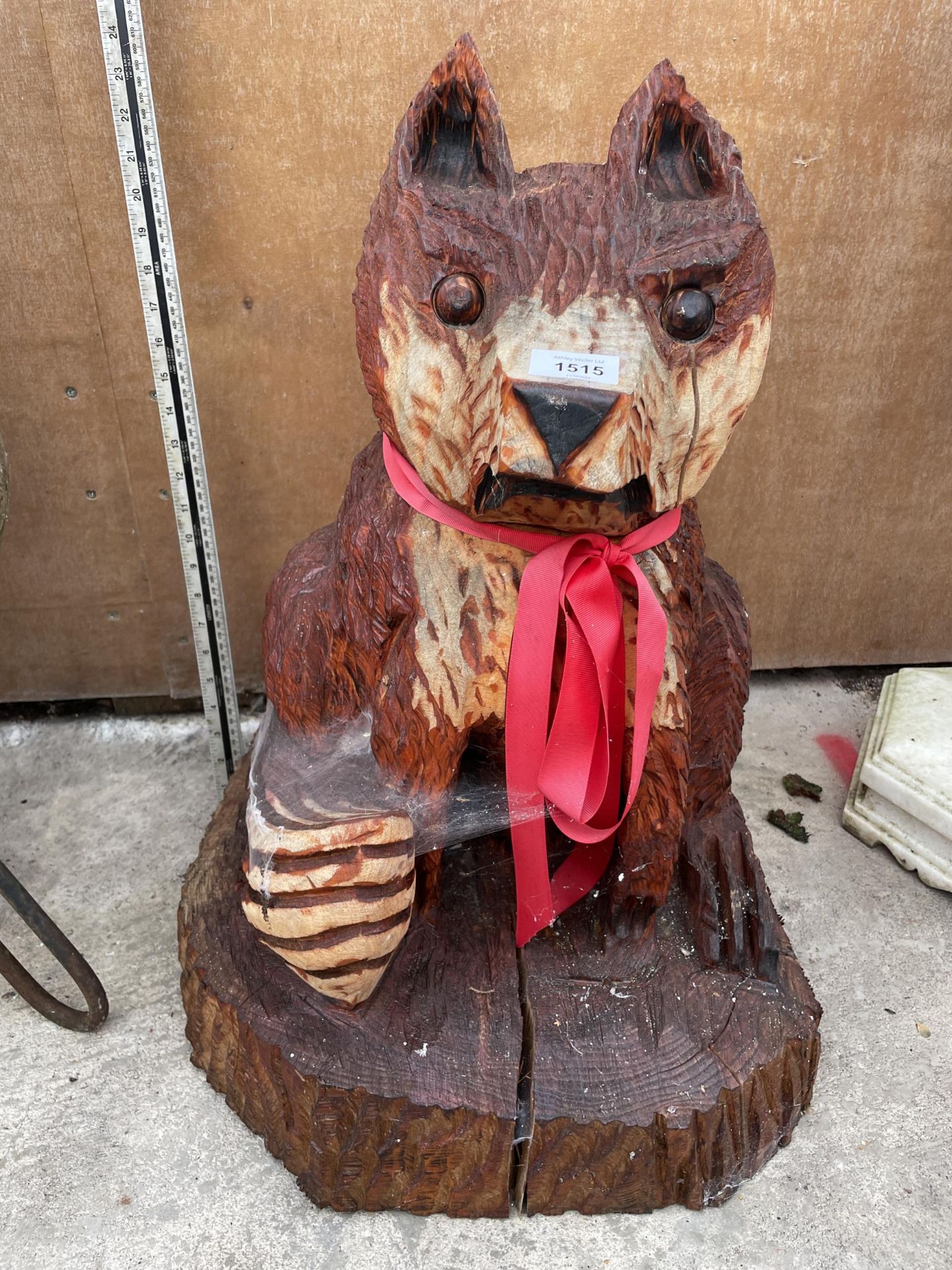 A CHAINSAW CARVED WOODEN FIGURE OF A BEAR (H:63CM)