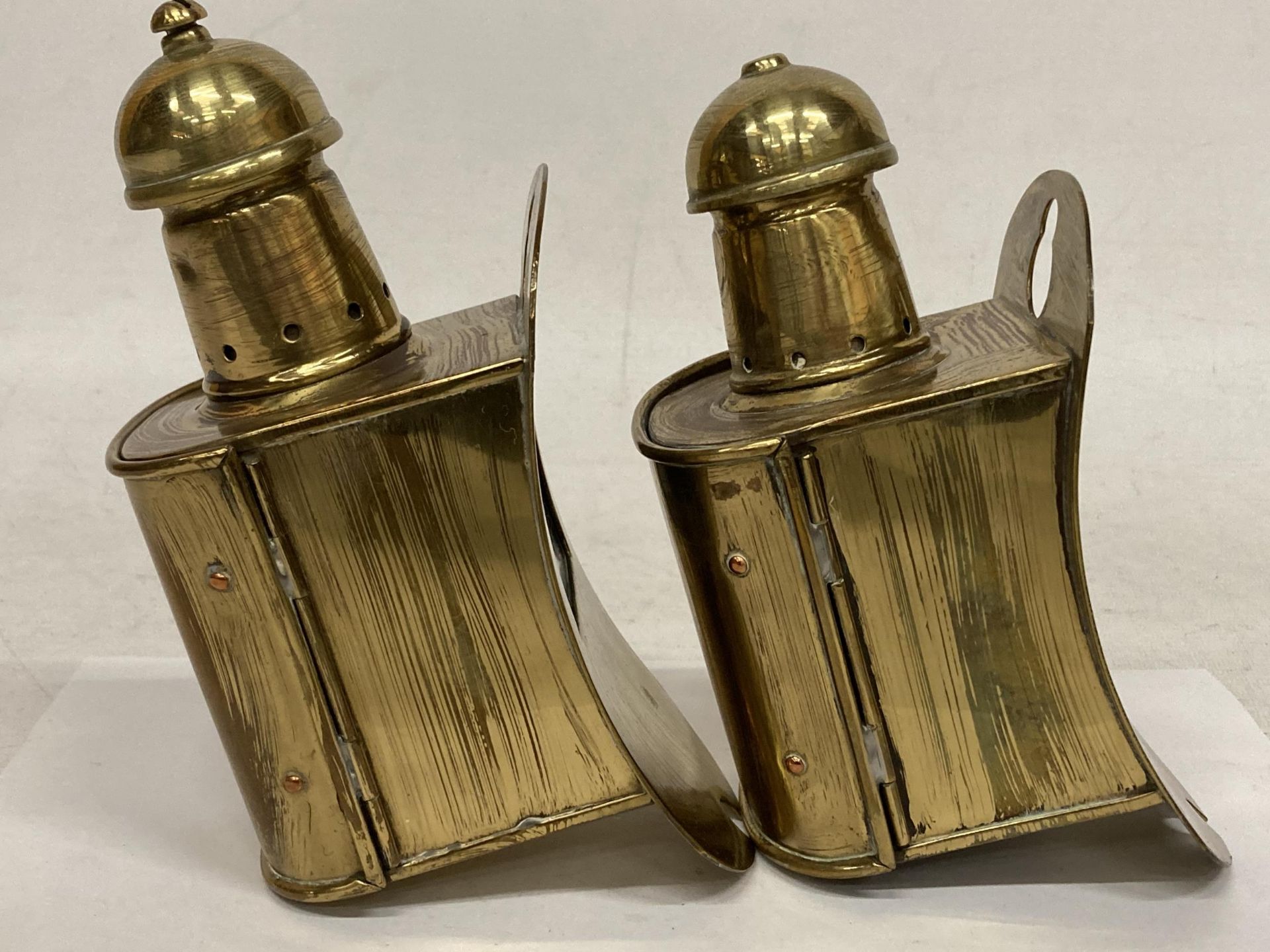 A PAIR OF VINTAGE BRASS CARRIAGE LANTERNS - Image 2 of 4