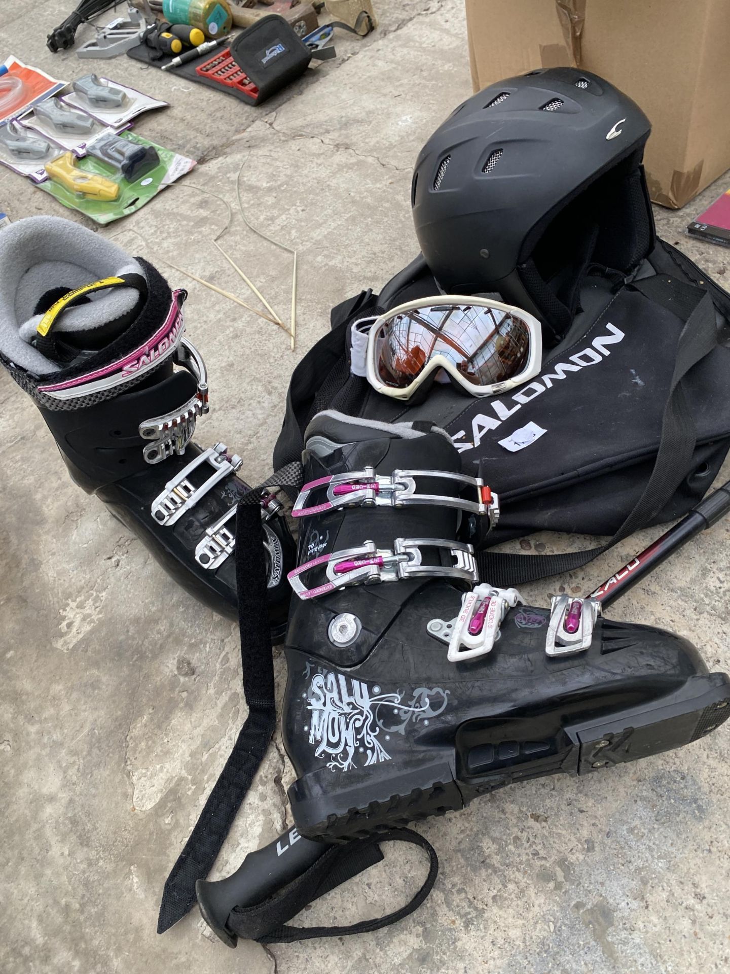 AN ASSORTMENT OF SKI EQUIPMENT TO INCLUDE BOOTS, GOGGLES AND A HELMET ETC - Bild 3 aus 4