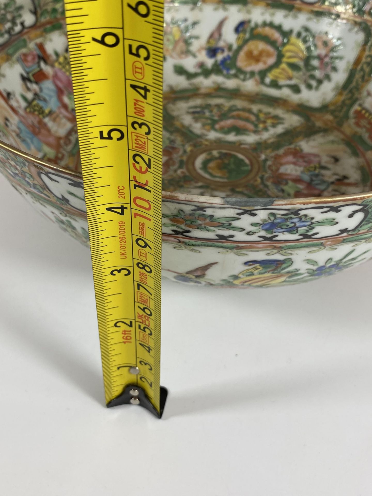 A 19TH CENTURY CHINESE CANTON FAMILLE ROSE MEDALLION PUNCH / FRUIT BOWL WITH FIGURES, BIRDS AND - Image 9 of 9