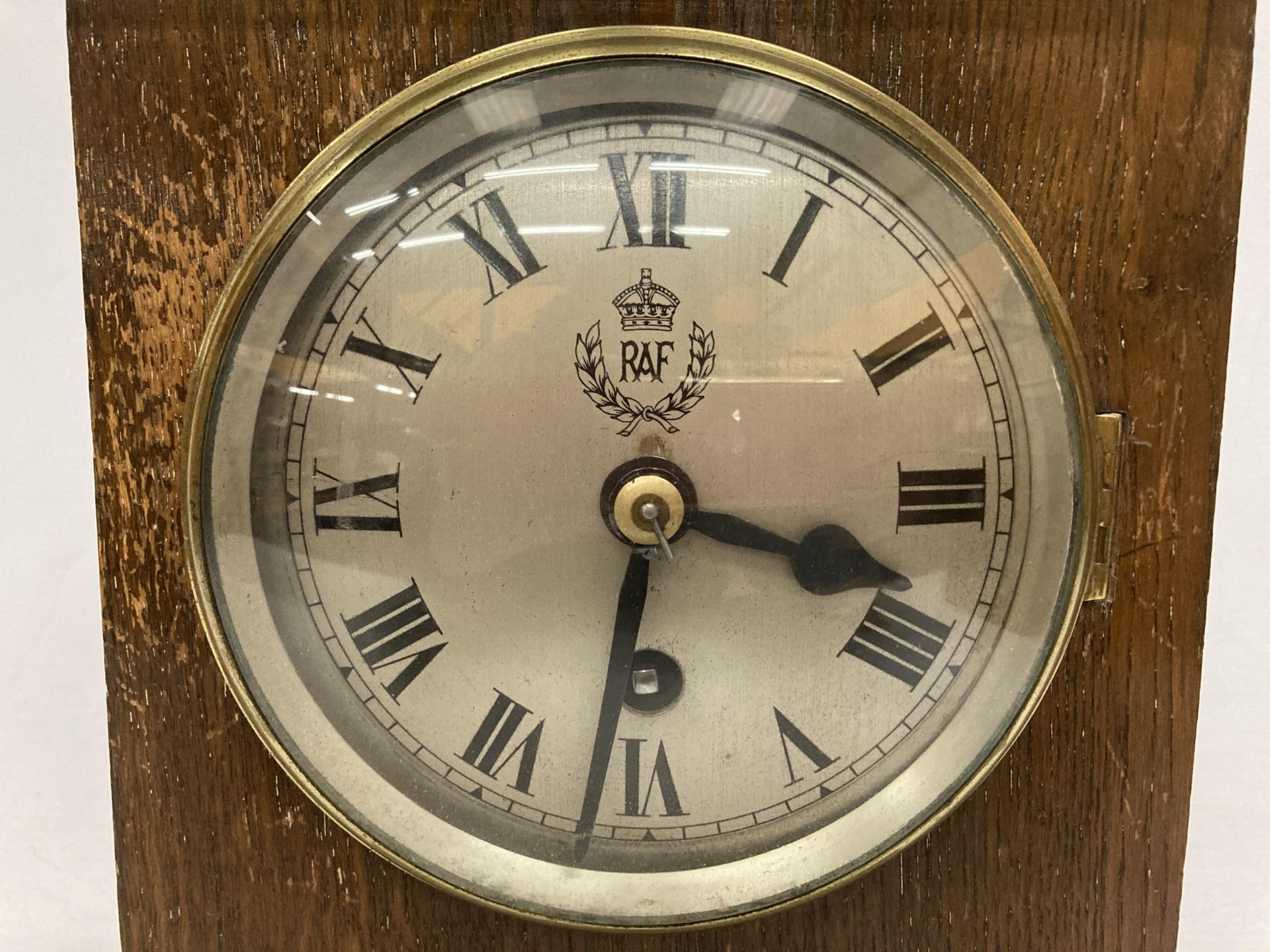 A VINTAGE OAK CASED MANTLE CLOCK WITH 'RAF' MONOGRAM TO DIAL, WITH PENDULUM - Image 4 of 6