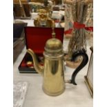 A VINTAGE BRASS SMALL COFFEE POT, HEIGHT 21CM