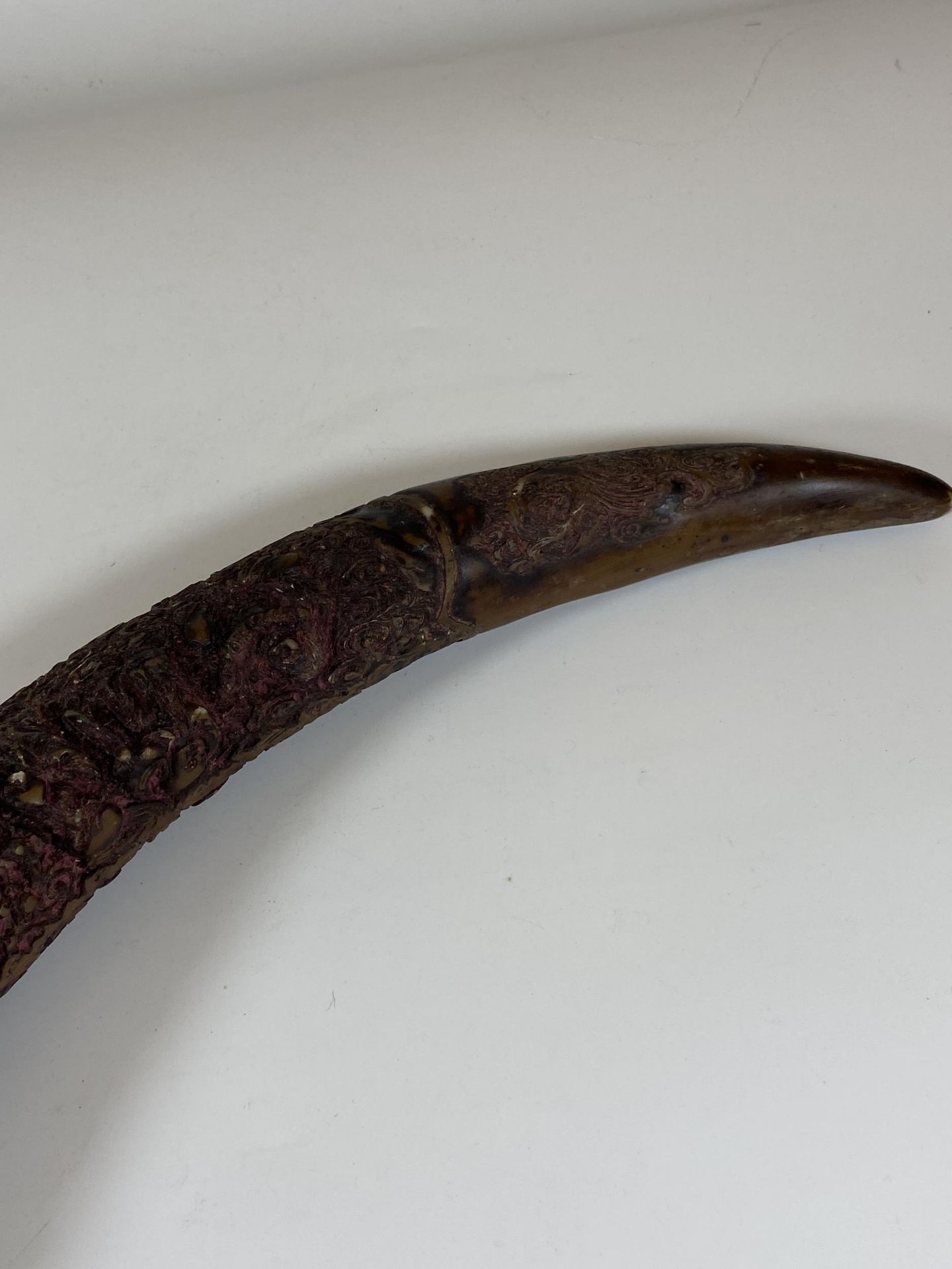 AN ORIENTAL CAVRED RESIN HORN, LENGTH APPROX 42CM - Image 4 of 6
