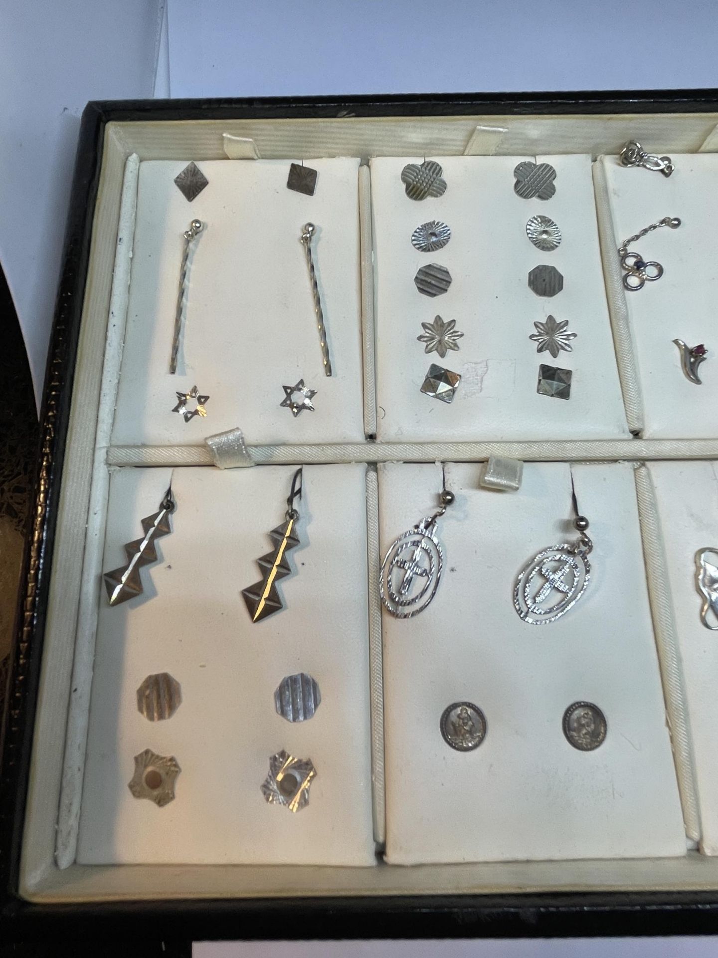 A TRAY CONTAINING TWENTY FIVE PAIRS OF SILVER EARRINGS - Image 2 of 3
