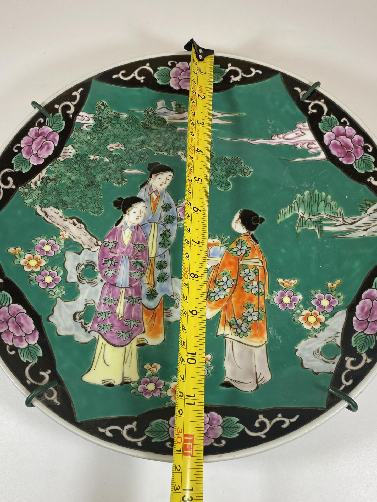 A LARGE 20TH CENTURY ORIENTAL GREEN GROUND CHARGER WITH FIGURAL DESIGN, DIAMETER 31CM - Image 6 of 6