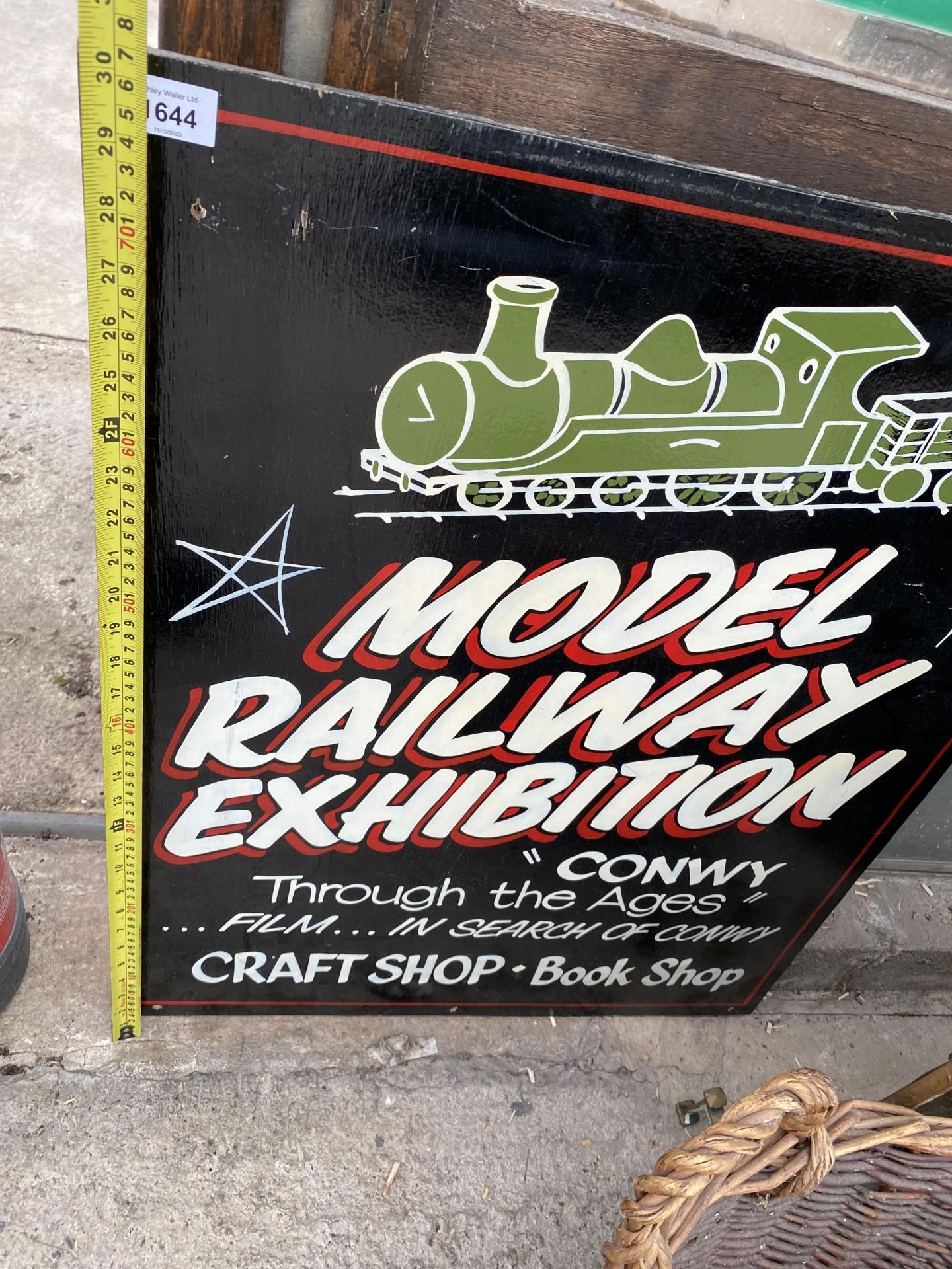 A WOODEN 'MODEL RAILWAY EXHIBITION' SIGN - Bild 3 aus 4