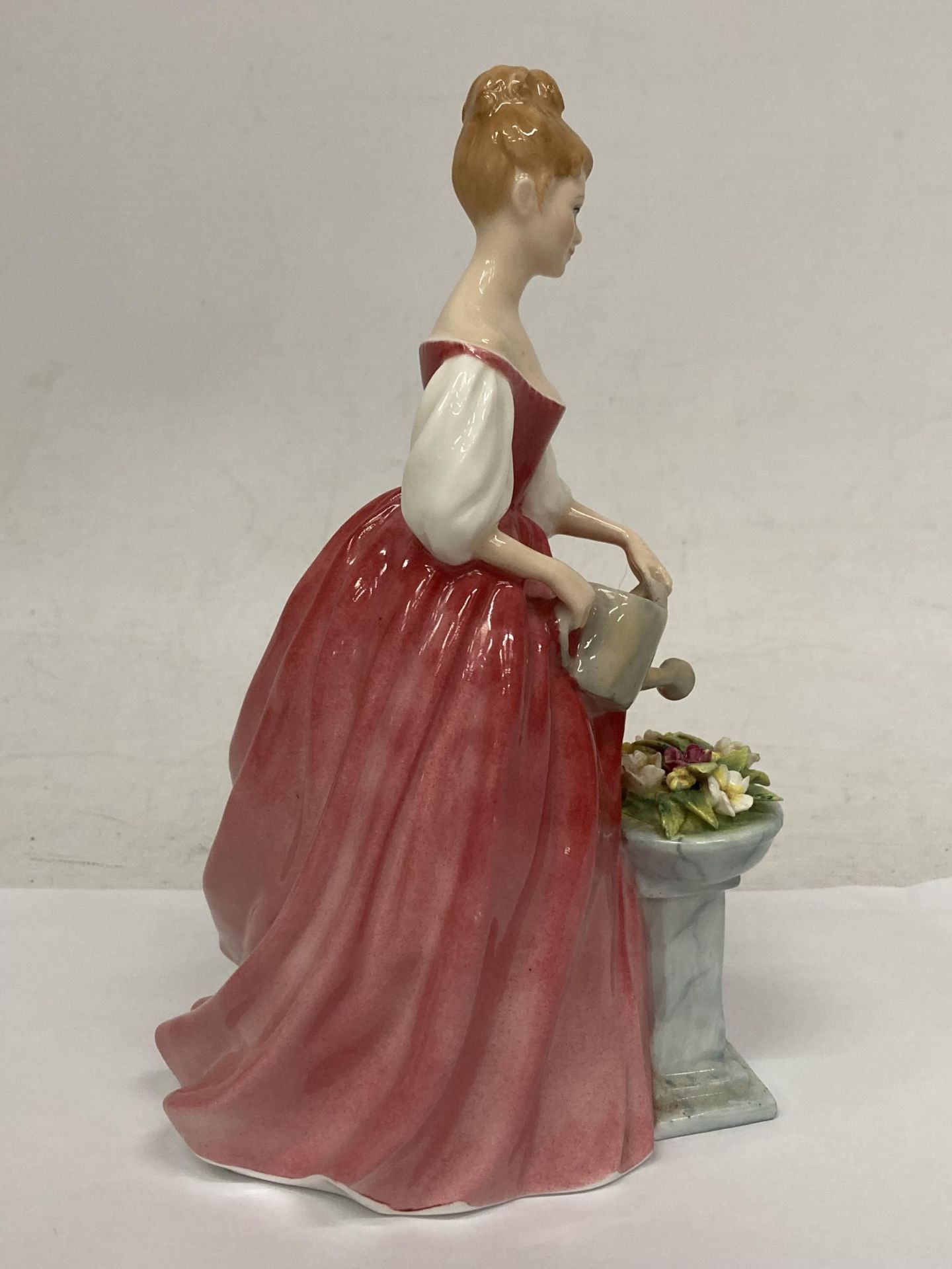 A ROYAL DOULTON FIGURINE "ALEXANDRA" HN3292 - Bild 2 aus 4