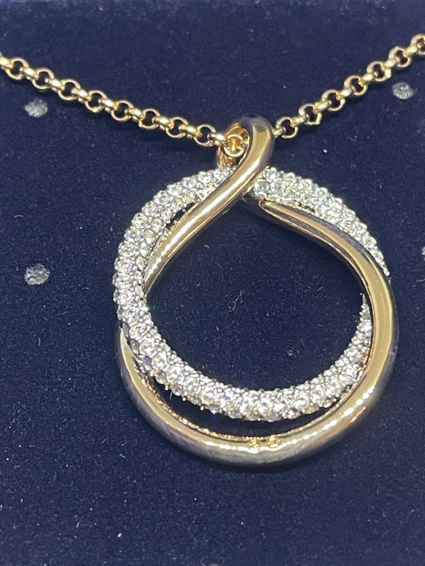 A SWAROVSKI CRYSTAL NECKLACE WITH PENDANT IN A PRESENTATION BOX WITH SLEEVE - Image 2 of 3