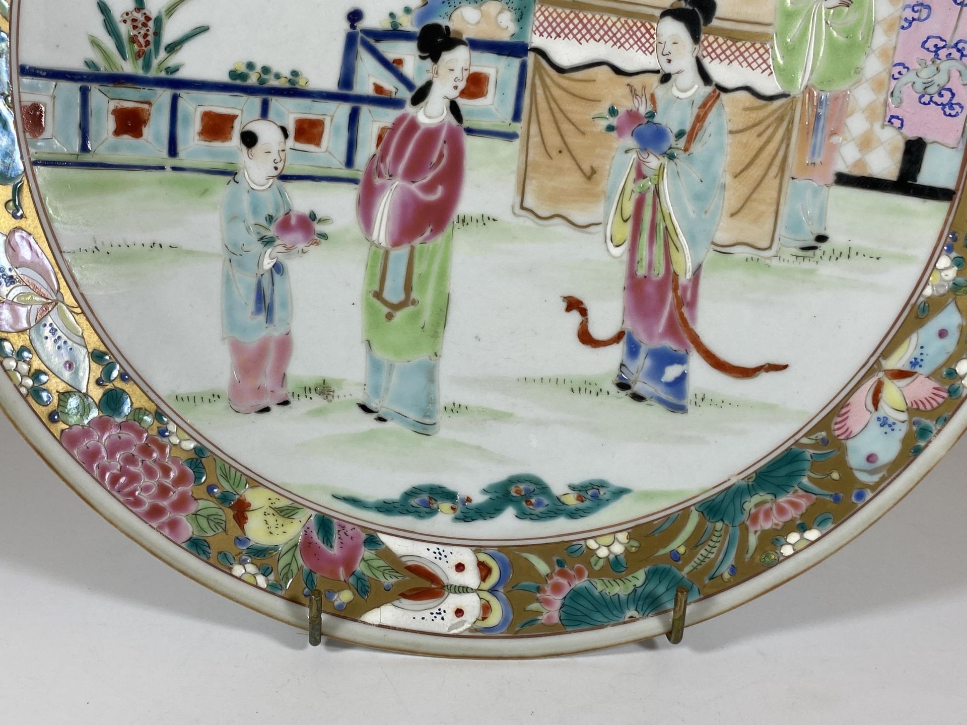 A LARGE CHINESE FAMILLE ROSE PORCELAIN CHARGER WITH FIGURAL DESIGN, SIGNED TO BASE, DIAMETER 31CM - Image 4 of 7