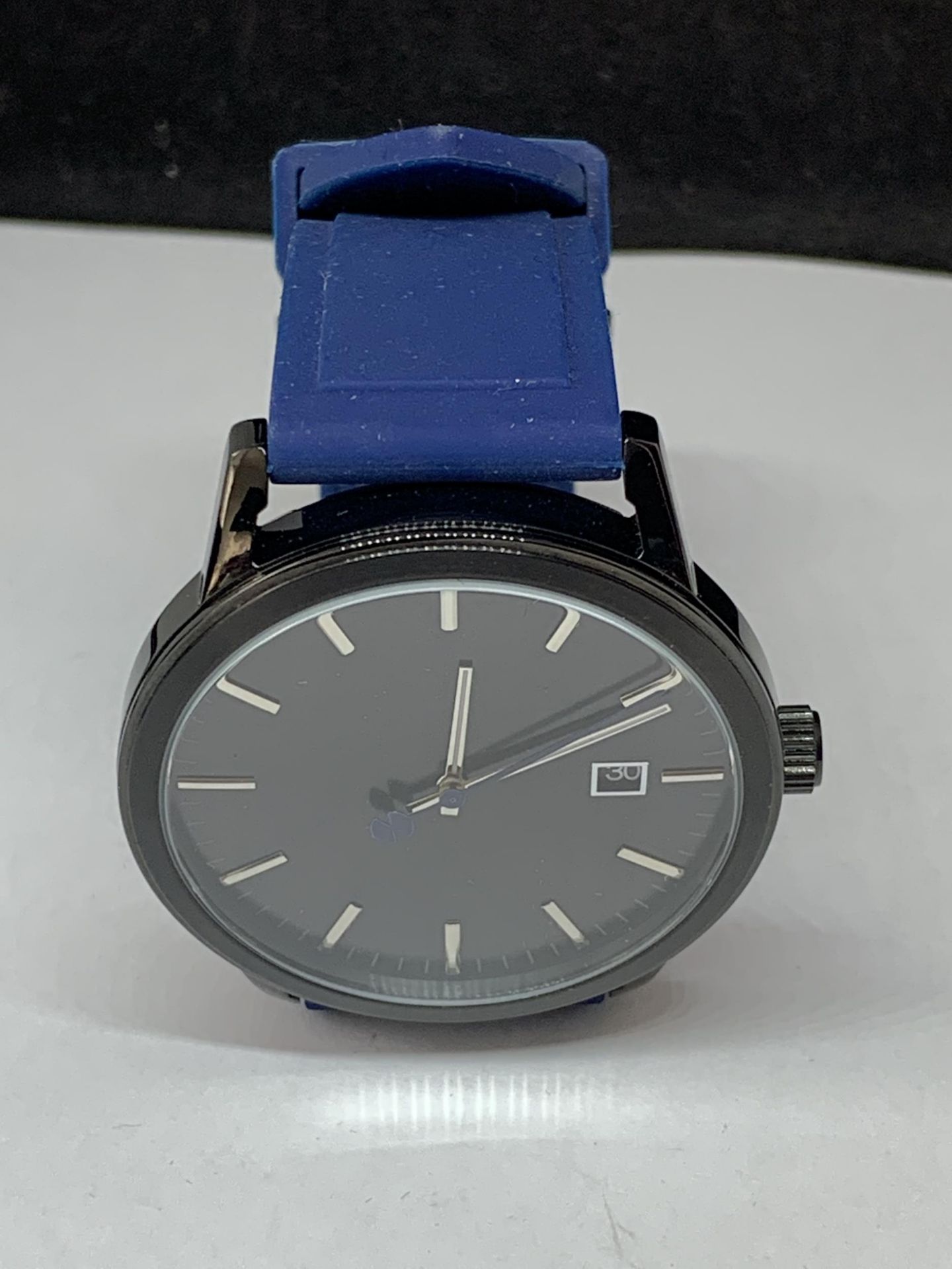 A GENTS FASHION WRIST WATCH SEEN WORKING BUT NO WARRANTY