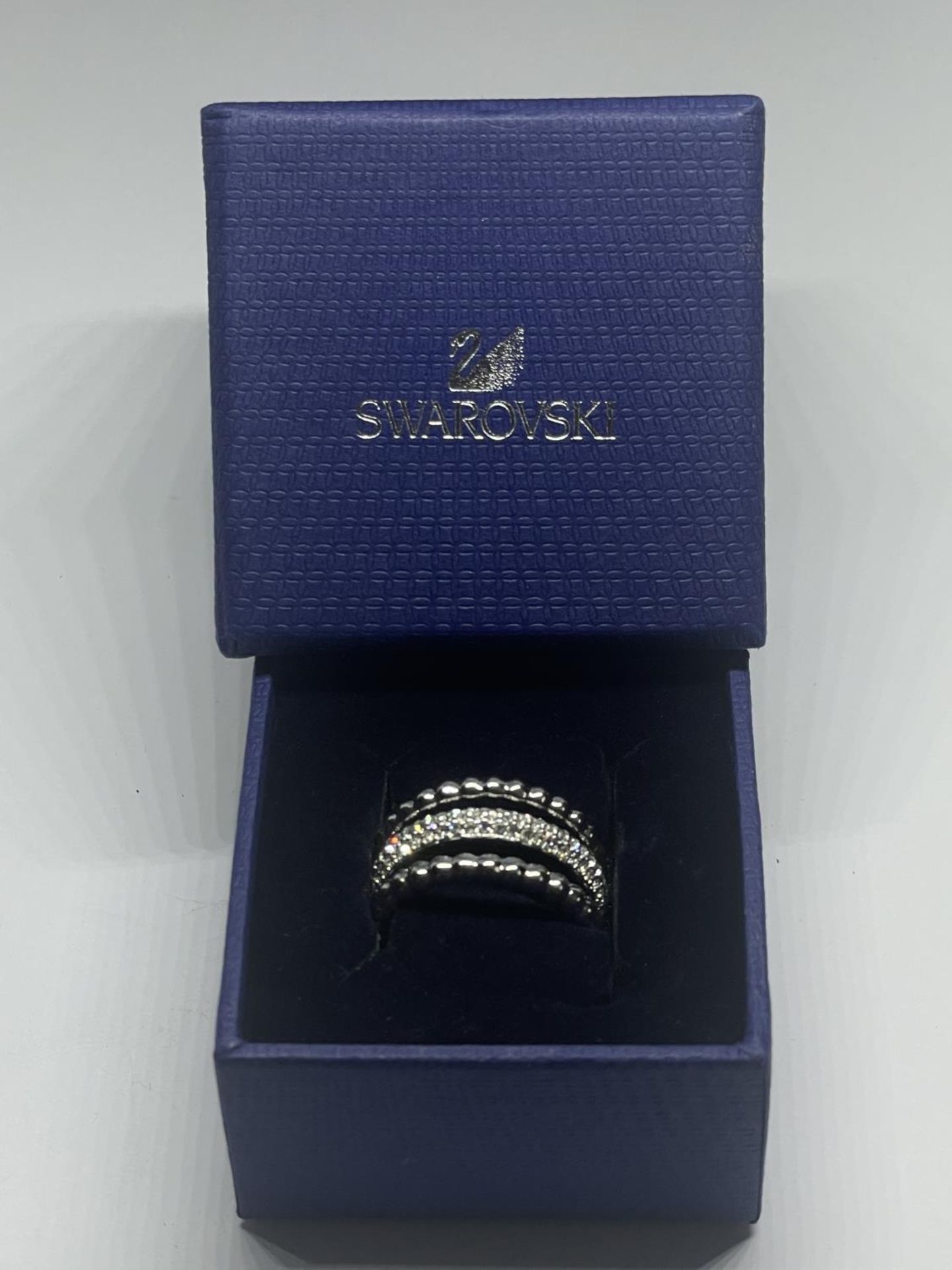 A SWAROVSKI CRYSTAL RING WITH LABEL, PRESENTATION BOX AND SLEEVE SIZE P - Image 2 of 2