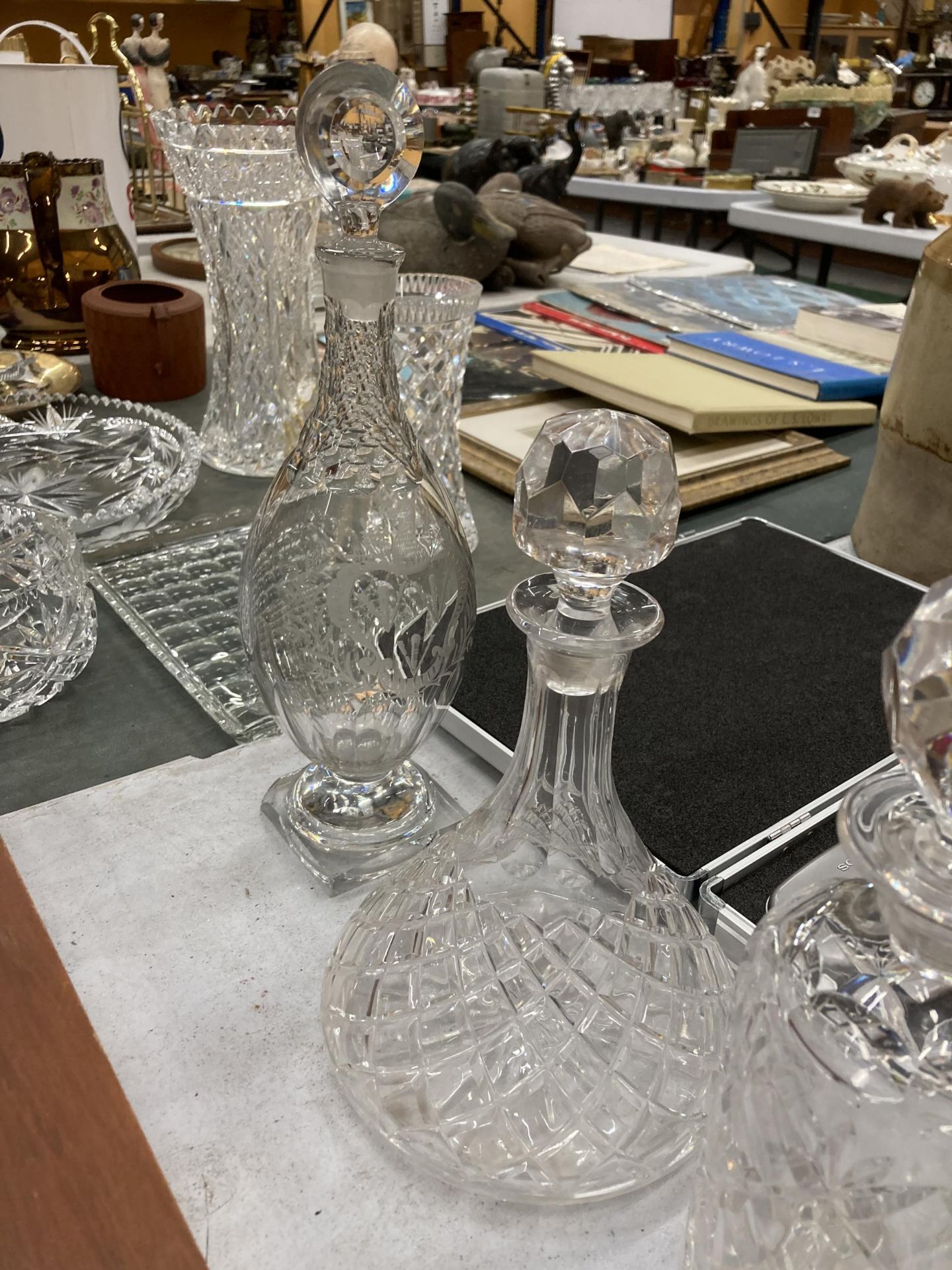 FIVE GLASS DECANTERS TO INCLUDE THREE CUT GLASS - Bild 2 aus 4