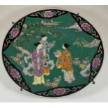 A LARGE 20TH CENTURY ORIENTAL GREEN GROUND CHARGER WITH FIGURAL DESIGN, DIAMETER 31CM
