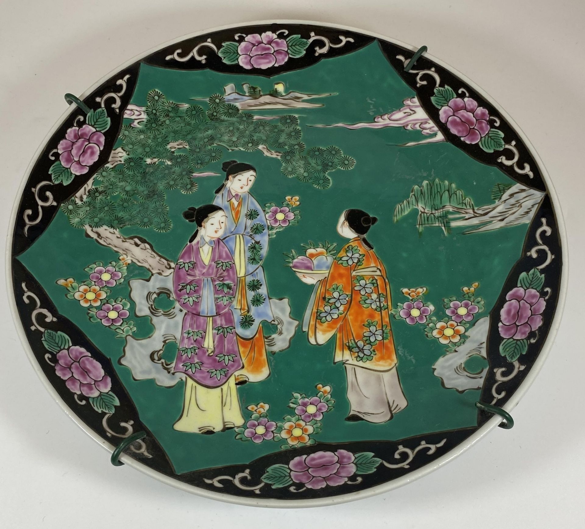 A LARGE 20TH CENTURY ORIENTAL GREEN GROUND CHARGER WITH FIGURAL DESIGN, DIAMETER 31CM