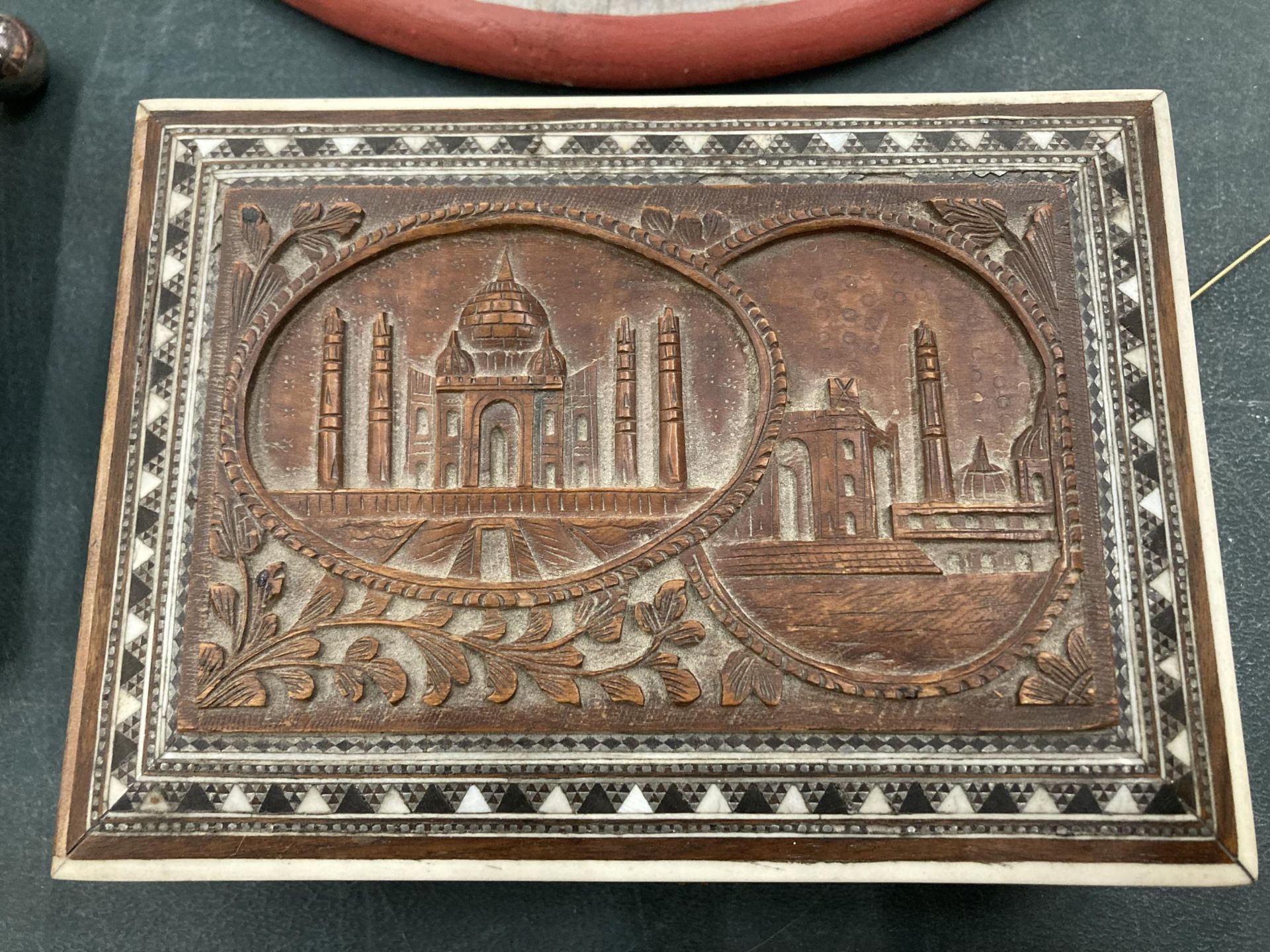 A WOODEN BOX WITH CARVING AND INLAY TO THE LID - Image 2 of 3