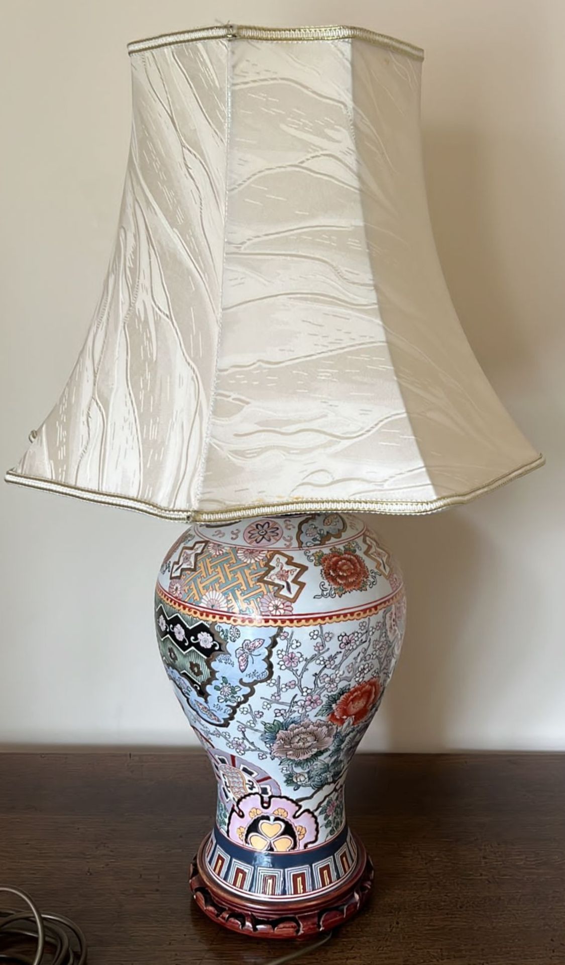 A CHINESE ENAMEL DESIGN TABLE LAMP WITH GEOMETRIC AND FLORAL DESIGNS, ON CARVED WOODEN BASE AND