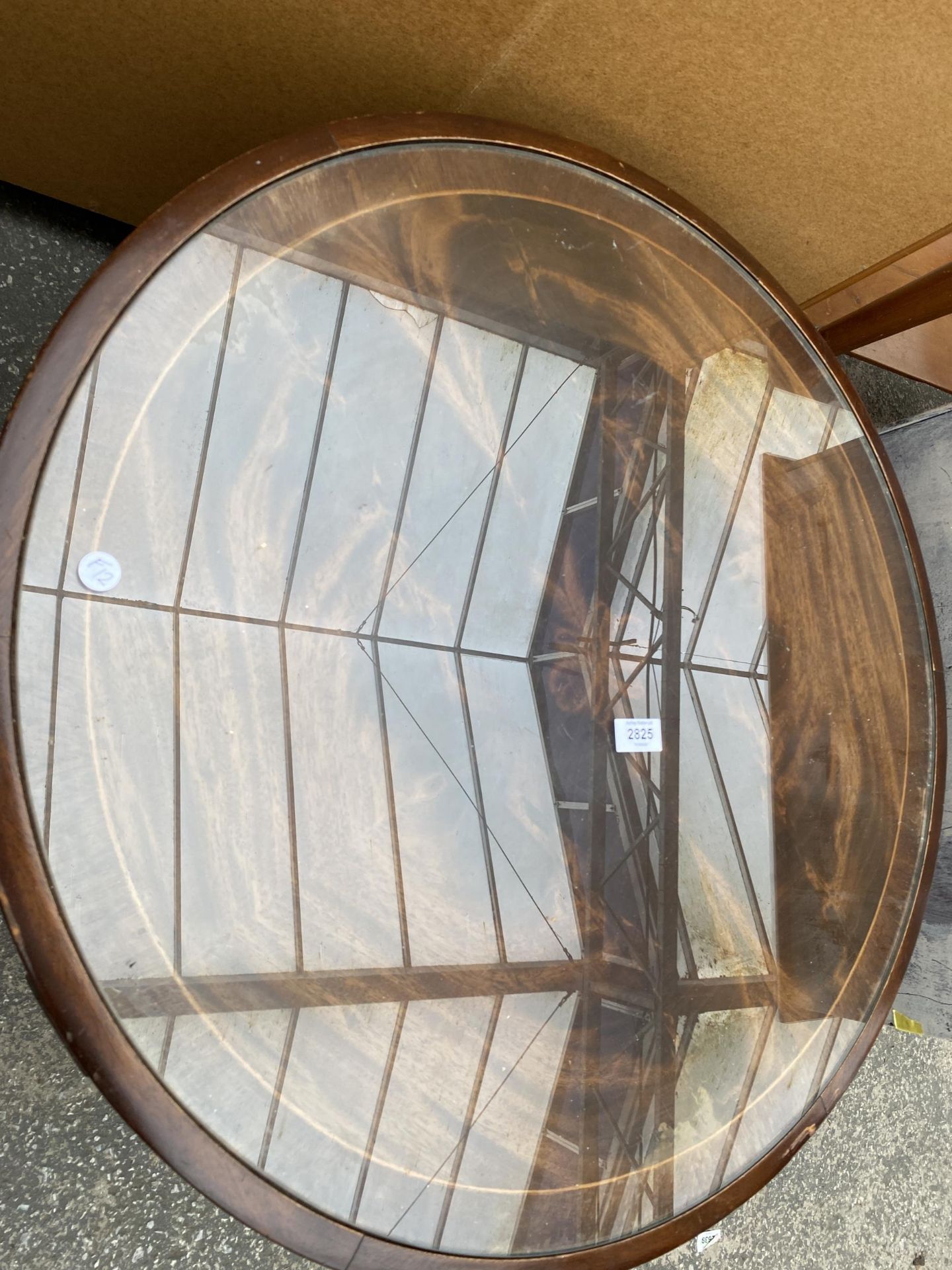 A MAHOGANY COFFEE TABLE, 29" DIAMETER, ON TURNED AND FLUTED LEGS - Image 3 of 3