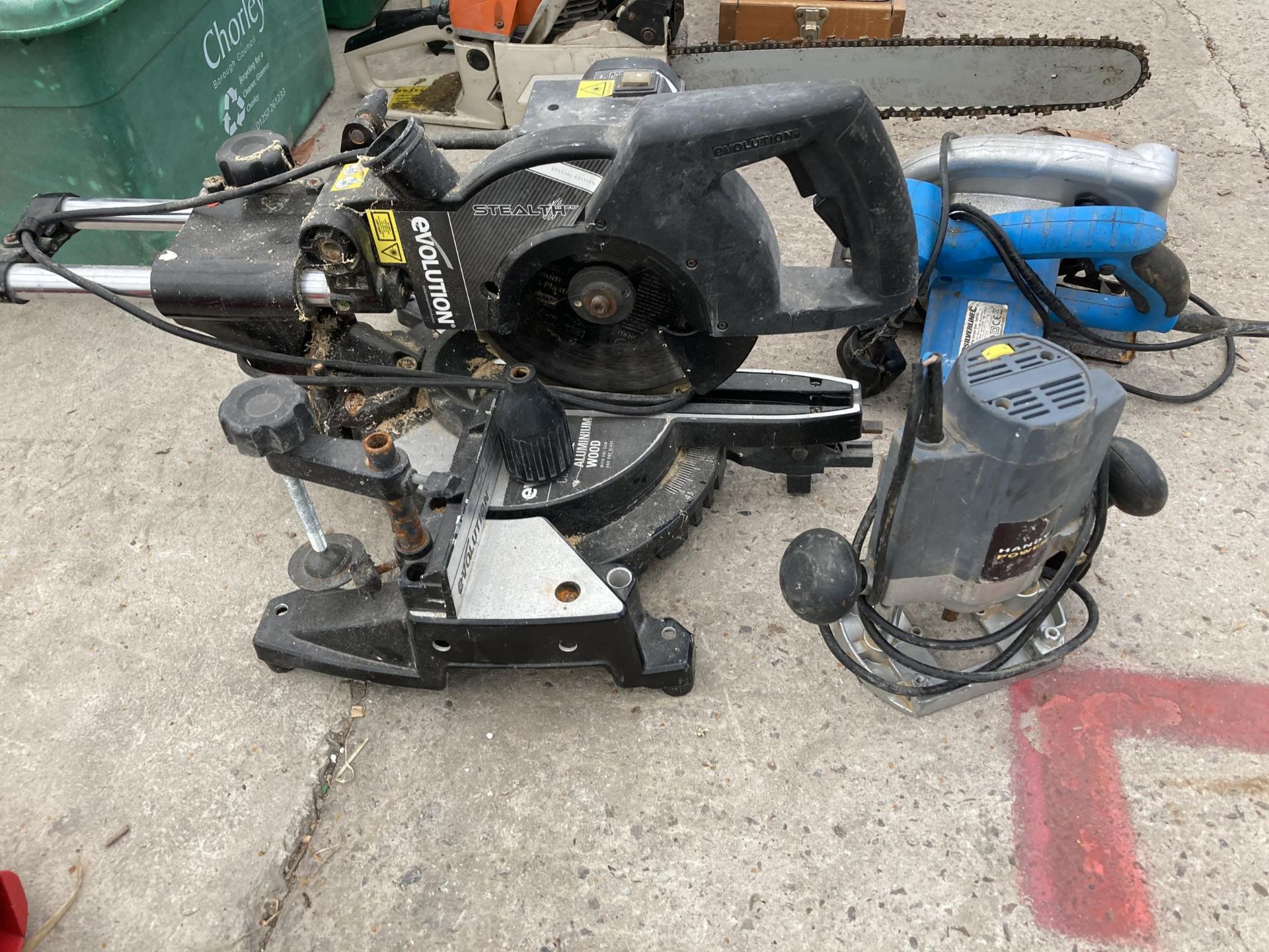 AN ASSORTMENT OF POWER TOOLS TO INCLUDE AN EVOLUTION COMPOUND MITRE SAW AND A ROUTRE ETC - Bild 3 aus 3