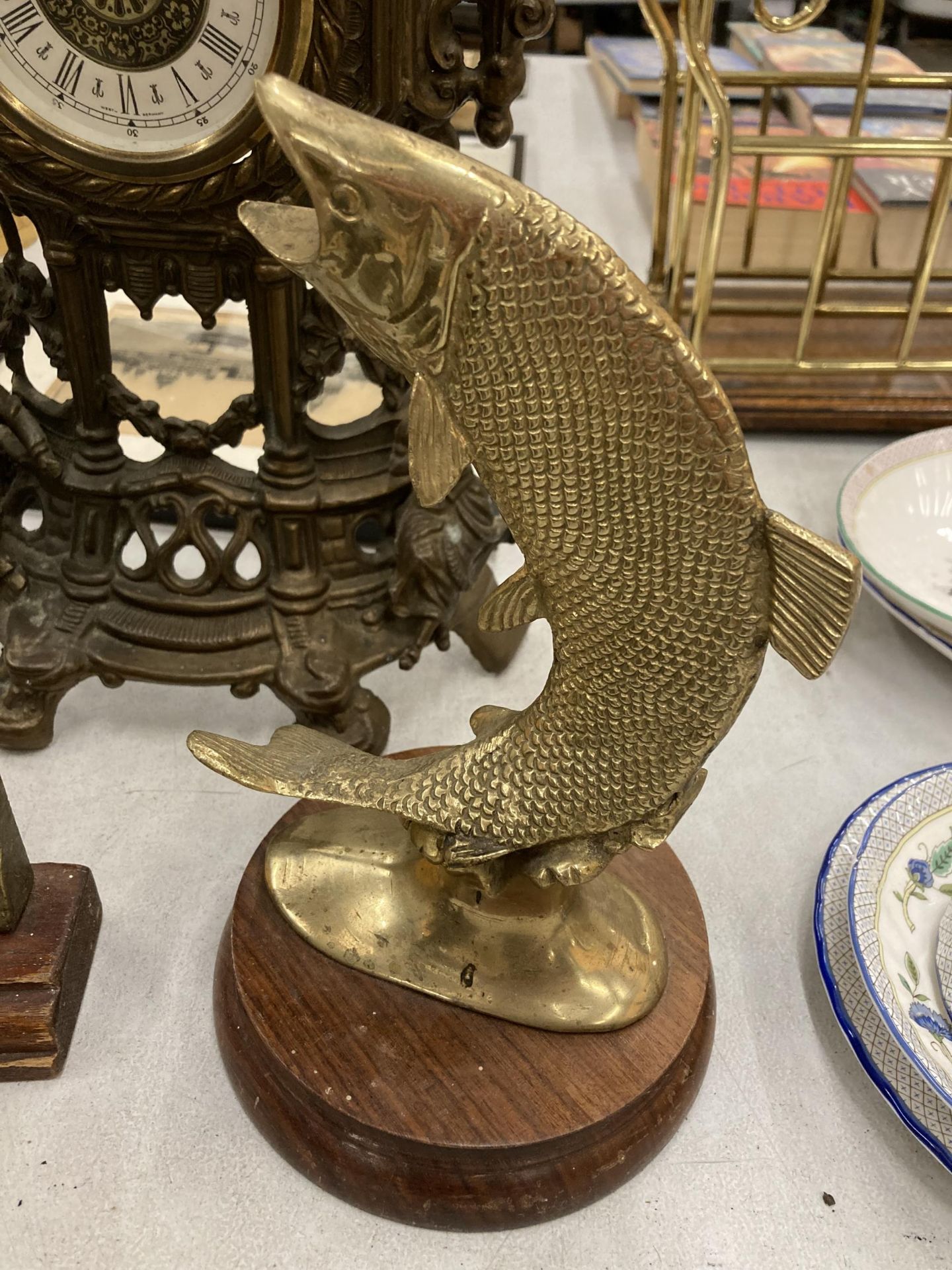 A QUANTITY OF VINTAGE BRASSWARE TO INCLUDE A LARGE MANTLE CLOCK WITH FIGURES, A FISH ON A PLINTH, - Bild 3 aus 5