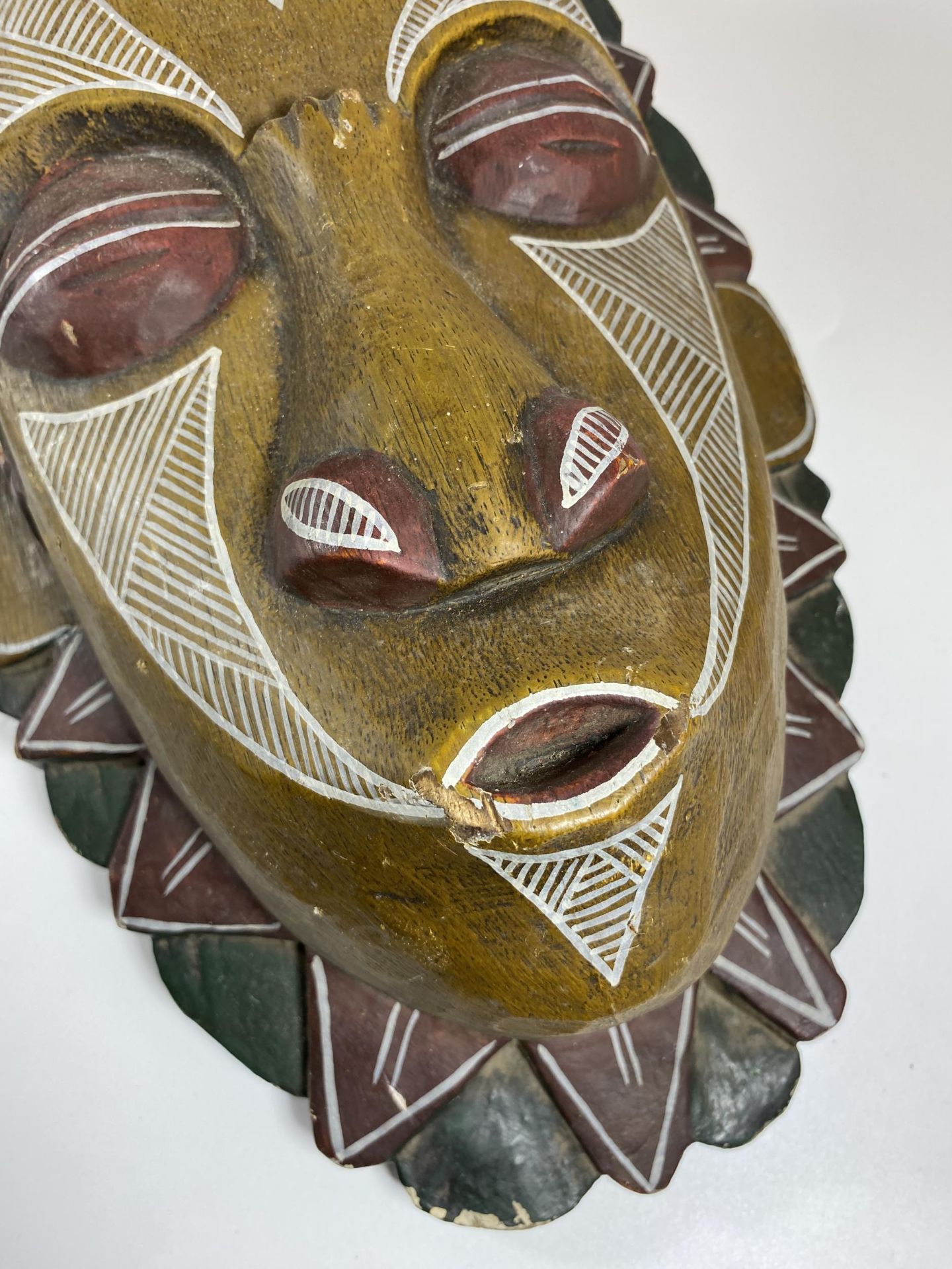 A LARGE VINTAGE AFRICAN TRIBAL WOODEN MASK WITH PAINTED DESIGN, LENGTH 65CM - Image 2 of 6