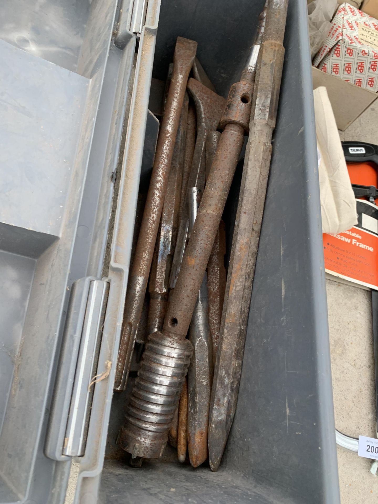 AN ASSORTMENT OF TOOLS TO INCLUDE A HACK SAW, CHISELS AND A STANLET SCREW DRIVER ETC - Image 3 of 3