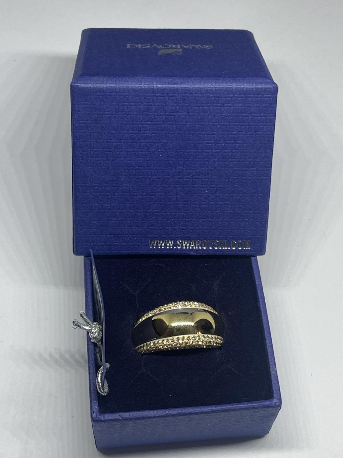 A SWAROVSKI CRYSTAL RING WITH LABEL IN A PRESENTATION BOX AND SLEEVE SIZE R/Q - Bild 4 aus 5