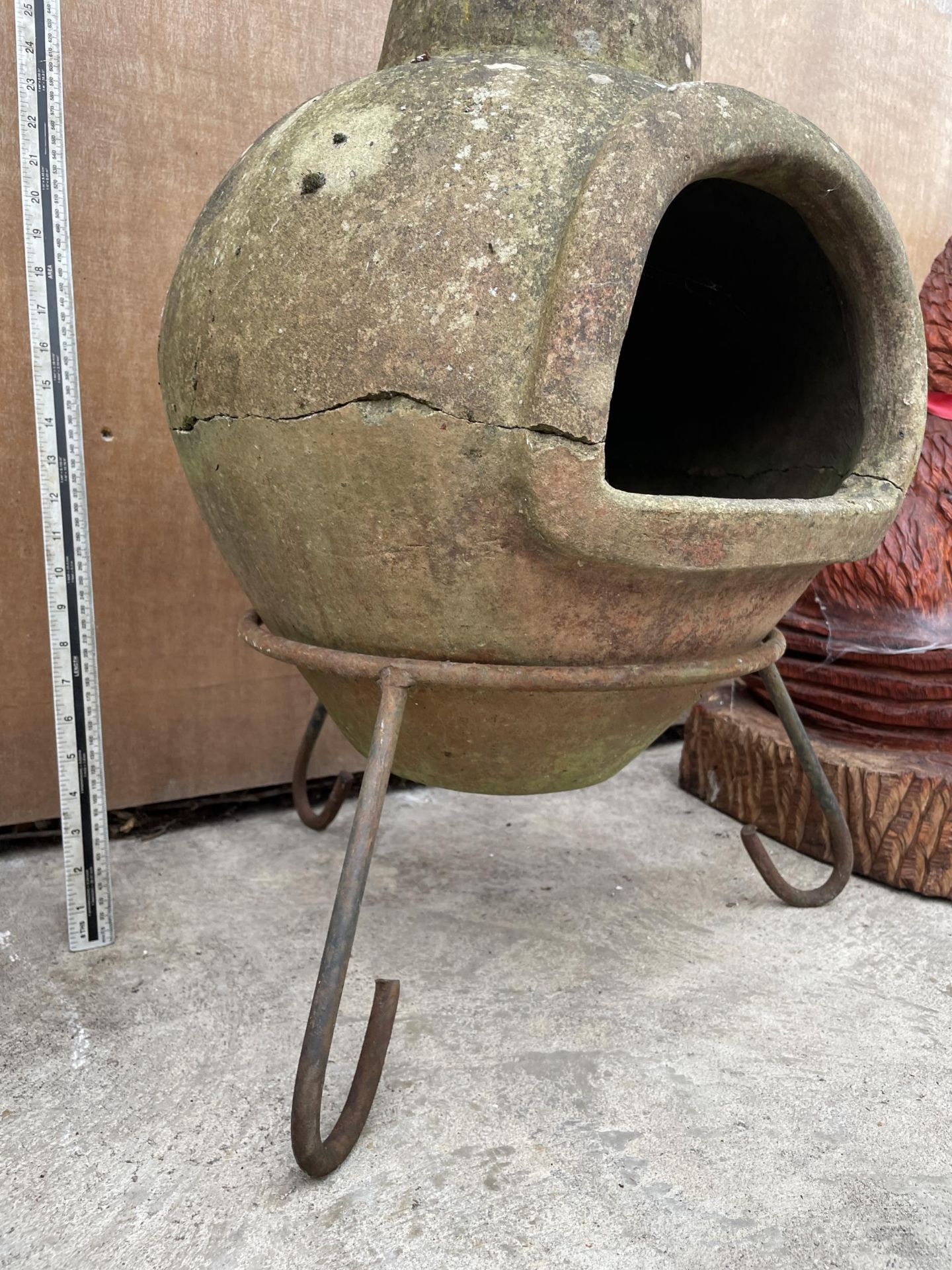 A RECONSTITUTED STONE GARDEN CHIMENEA WITH METAL STAND - Image 3 of 4