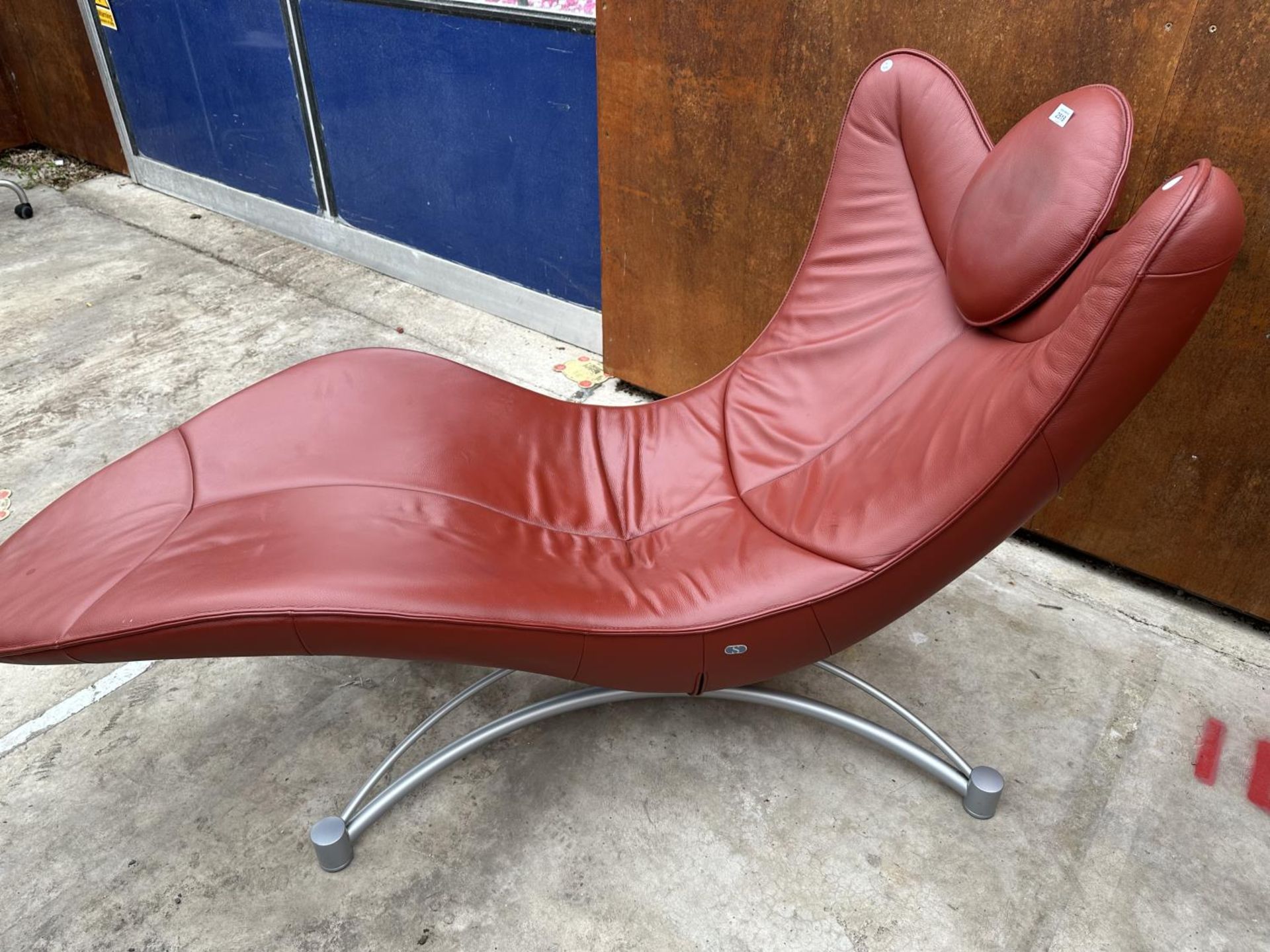 A JANE WORTHINGTON DE SEDE D.S 151 LEATHER LOUNGER WITH ADJUSTABLE HEADREST ON METALWARE FRAME - Image 7 of 9