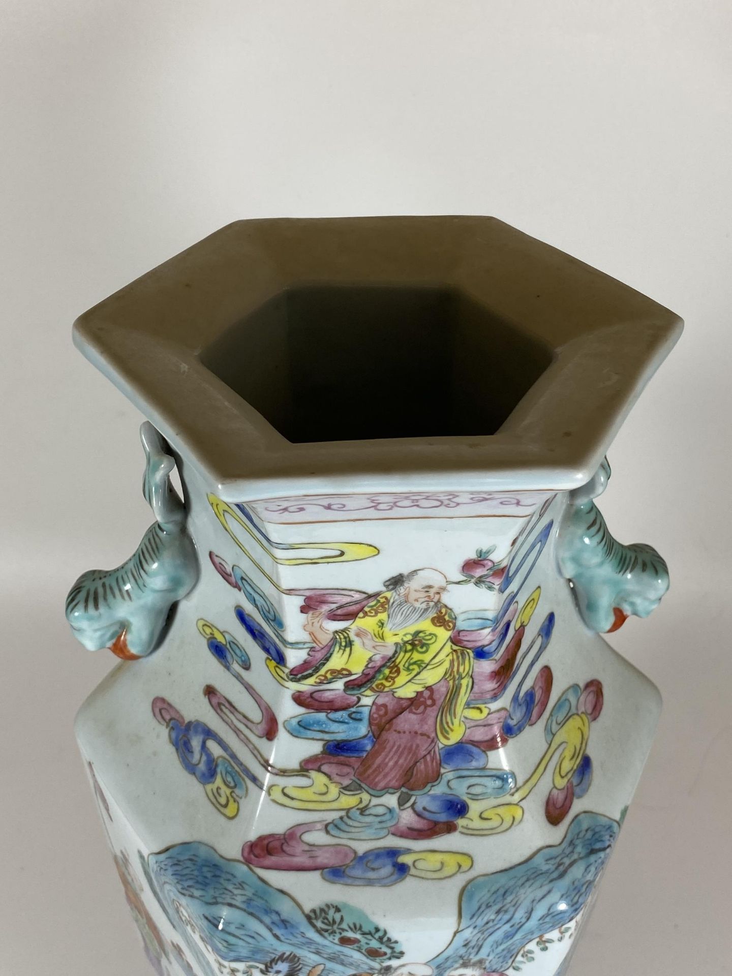 A LARGE CHINESE VASE WITH ENAMEL FIGURAL DESIGN, UNMARKED TO BASE, HEIGHT 36.5CM - Image 2 of 6