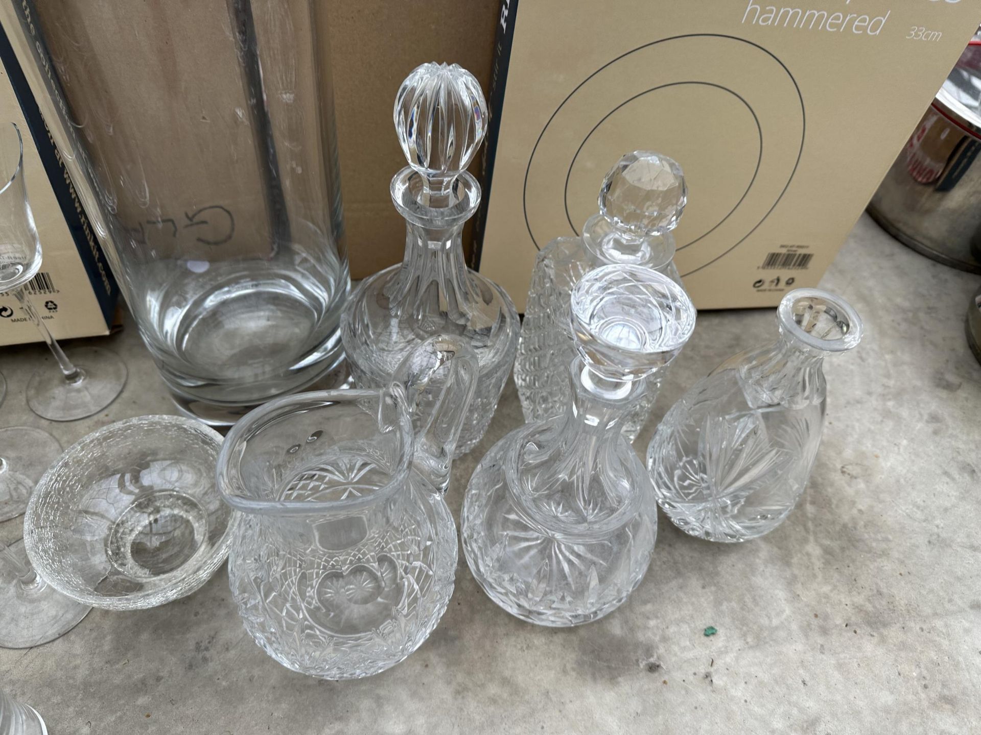 A LARGE ASSORTMENT OF ITEMS TO INCLUDE CHARGER PLATES, CUT BRANDY GLASSES AND CUT GLASS DECANTORS TO - Image 3 of 5