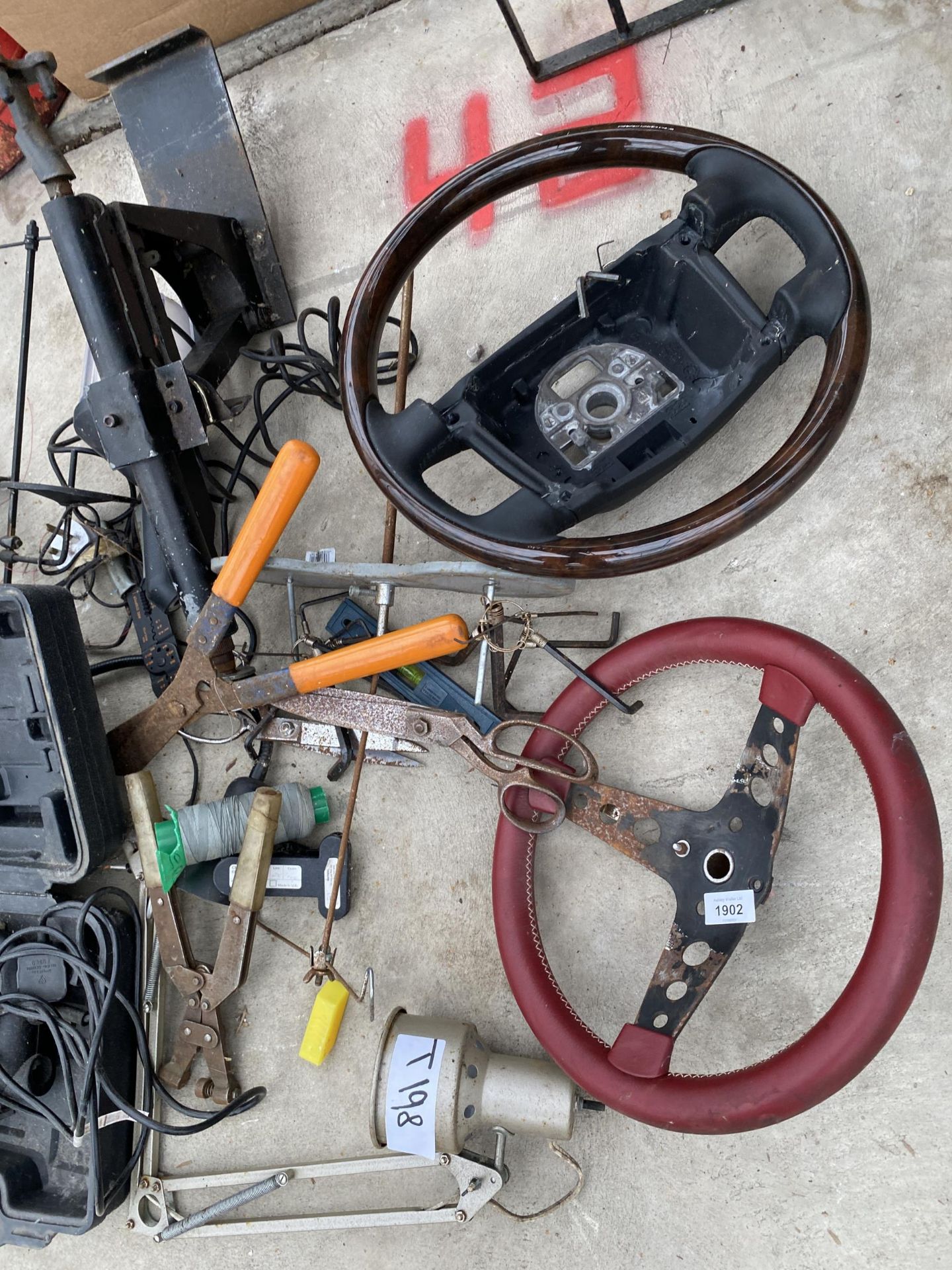 AN ASSORTMENT OF VINTAGE ITEMS TO INCLUDE STEERING WHEELS, A MCKELLER ELECTRIC JIGSAW AND AN ANGLE - Bild 2 aus 4