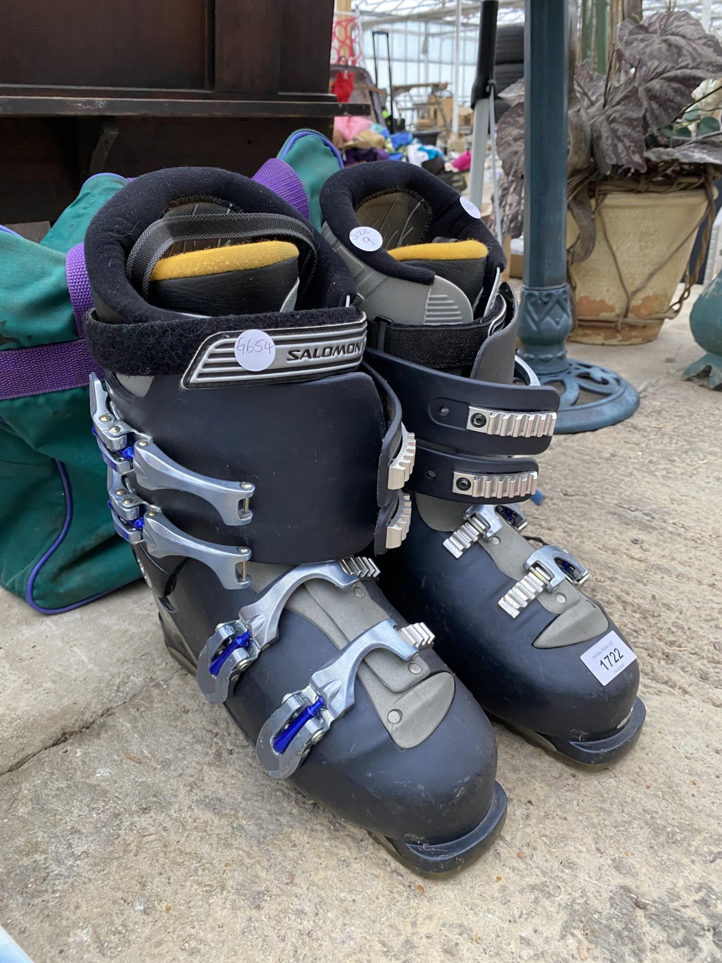 A PAIR OF SKI BOOTS AND A CARRY BAG - Image 2 of 4