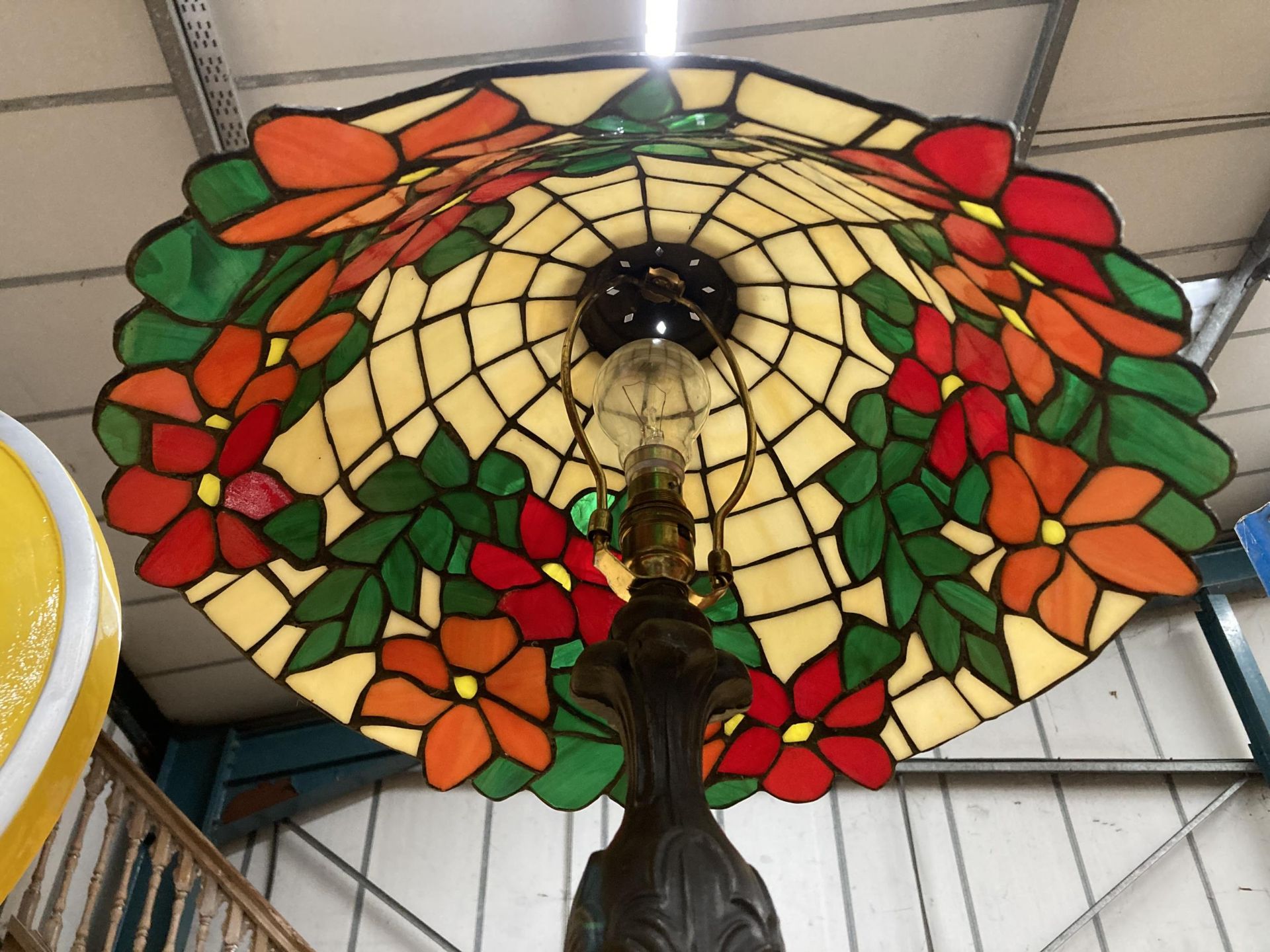 A TIFFANY STYLE TABLE LAMP WITH LEADED GLASS SHADE - Image 2 of 3