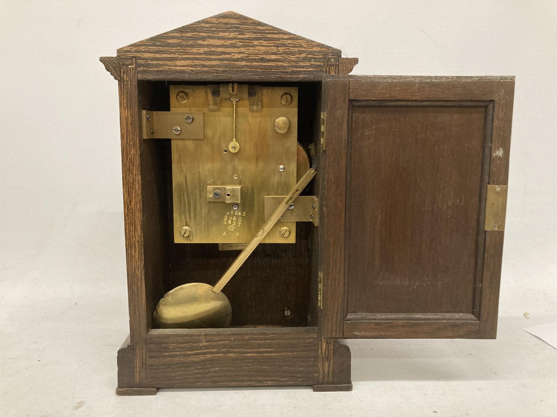 A VINTAGE OAK CASED MANTLE CLOCK WITH 'RAF' MONOGRAM TO DIAL, WITH PENDULUM - Image 5 of 6