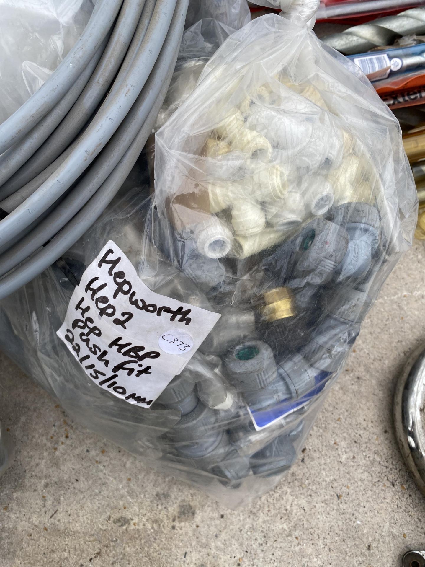 AN ASSORTMENT OF PLUMBING SPARES AND PIPE FITTINGS - Image 2 of 3