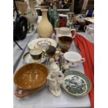 A MIXED LOT TO INCLUDE A CRANBERRY GLASS JUG, CONTINENTAL STYLE FIGURES, A VASE, JUG, CUPS, SAUCERS,