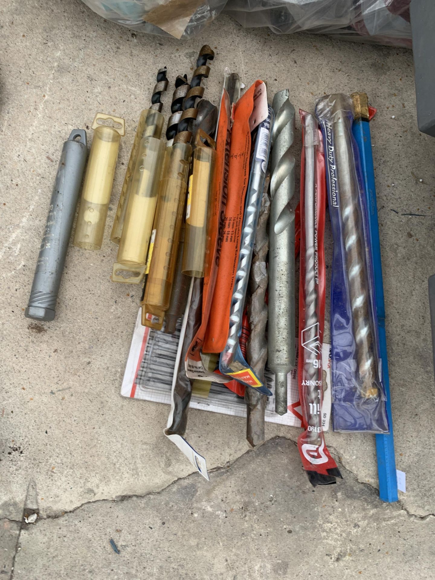 A LARGE QUANTITY OF ASSORTED DRILL BITS