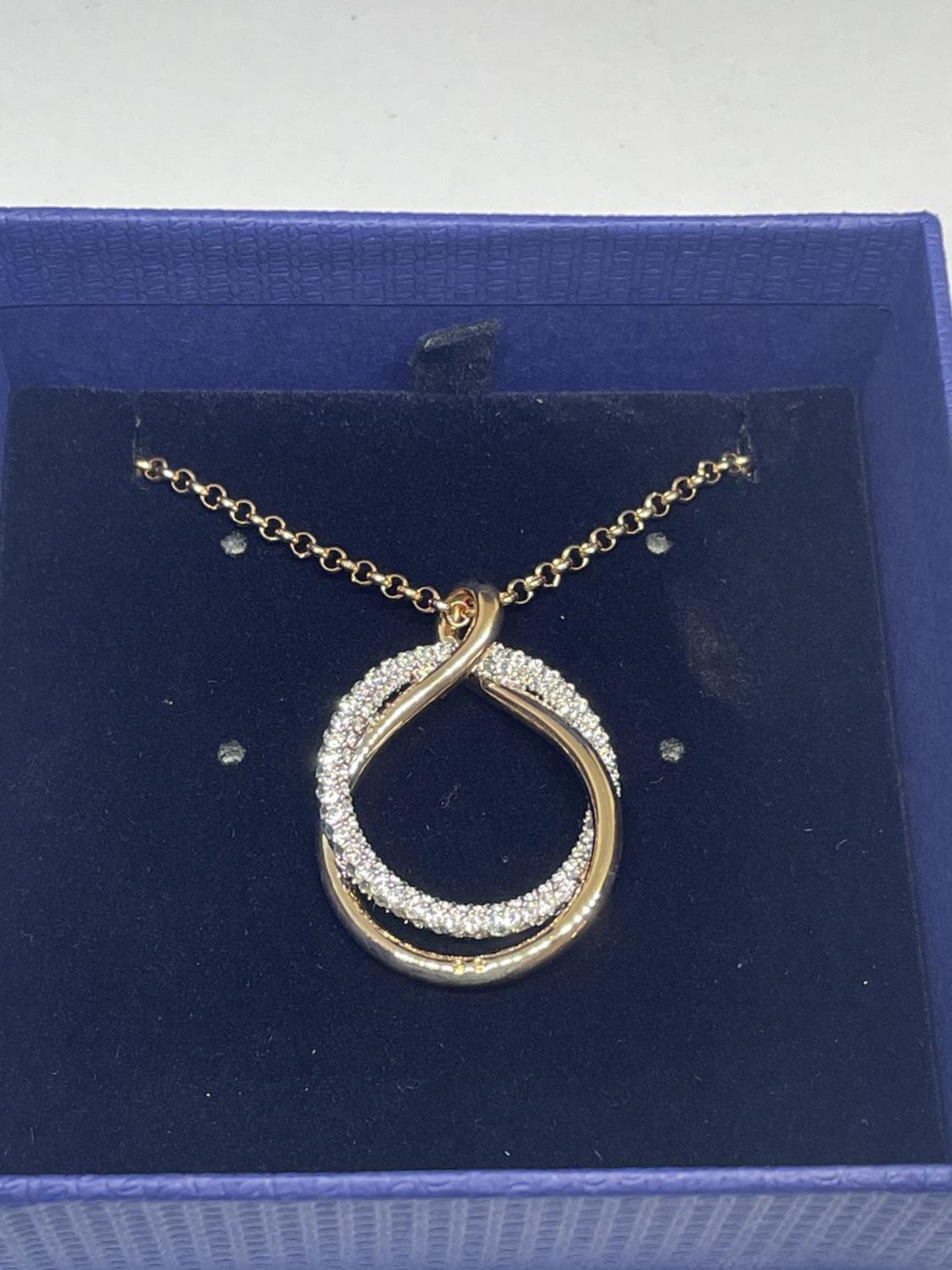 A SWAROVSKI CRYSTAL NECKLACE WITH PENDANT IN A PRESENTATION BOX WITH SLEEVE