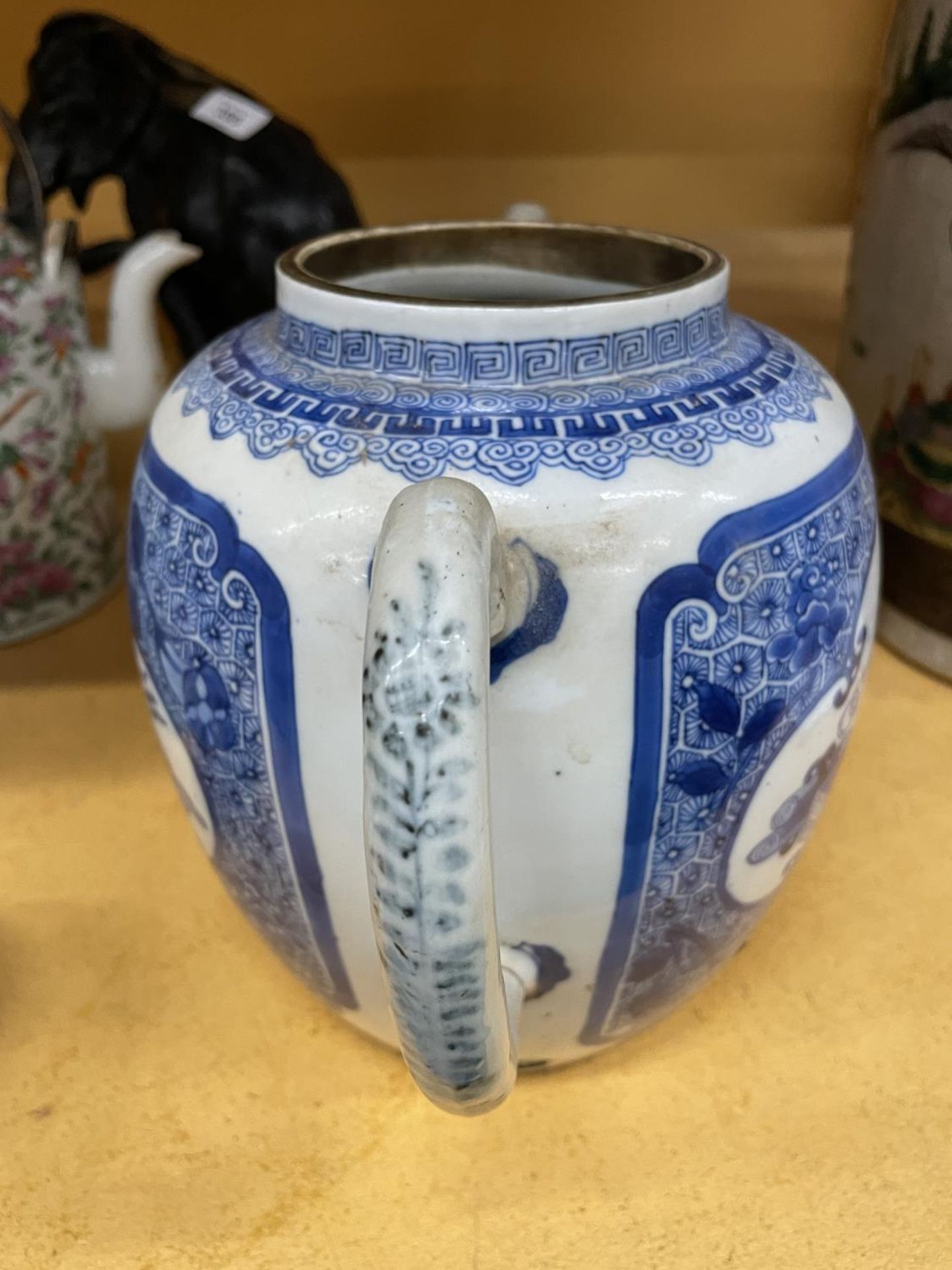 AN EARLY 19TH CENTURY CHINESE KANGXI STYLE BLUE AND WHITE PORCELAIN OVERSIZED TEAPOT, UNMARKED TO - Image 3 of 5