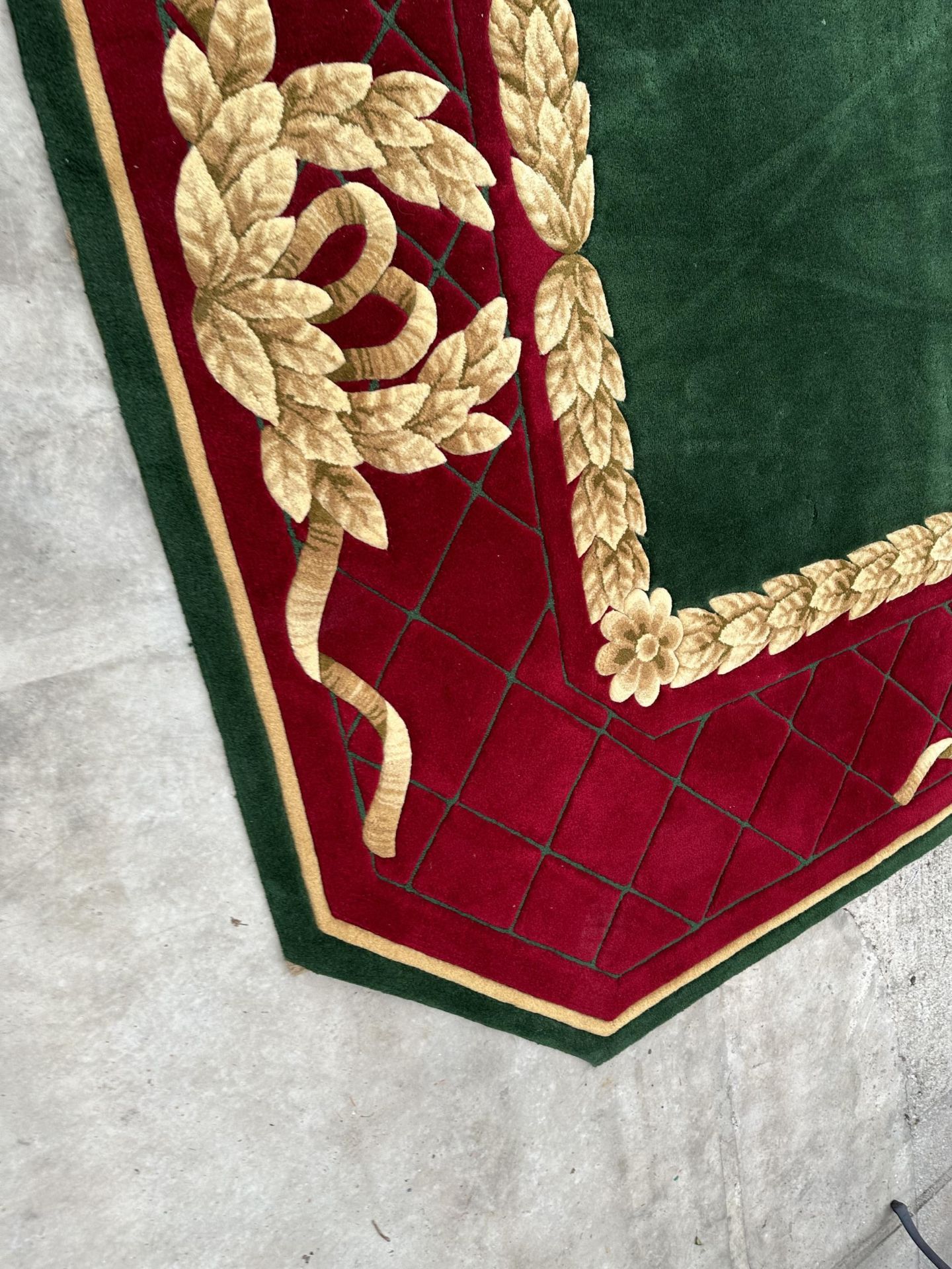 A LARGE OCTAGONAL GREEN, RED AND GOLD 200 OUNCE PURE WOOL RUG, - 423 CM X 271 CM (COST £5000 FROM - Bild 3 aus 10