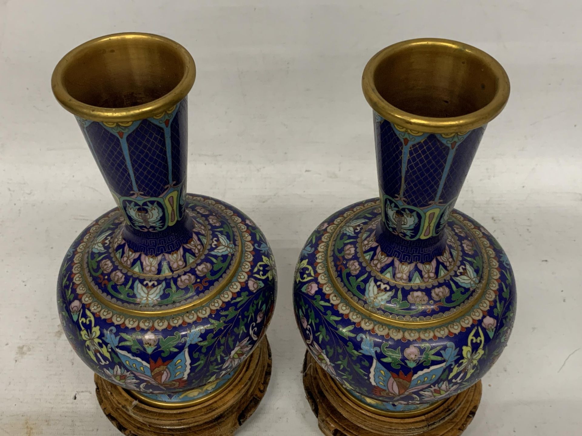 A PAIR OF CHINESE CLOISONNE VASES WITH BUTTERFLY DECORATION ON CARVED WOODEN STANDS - Image 3 of 4