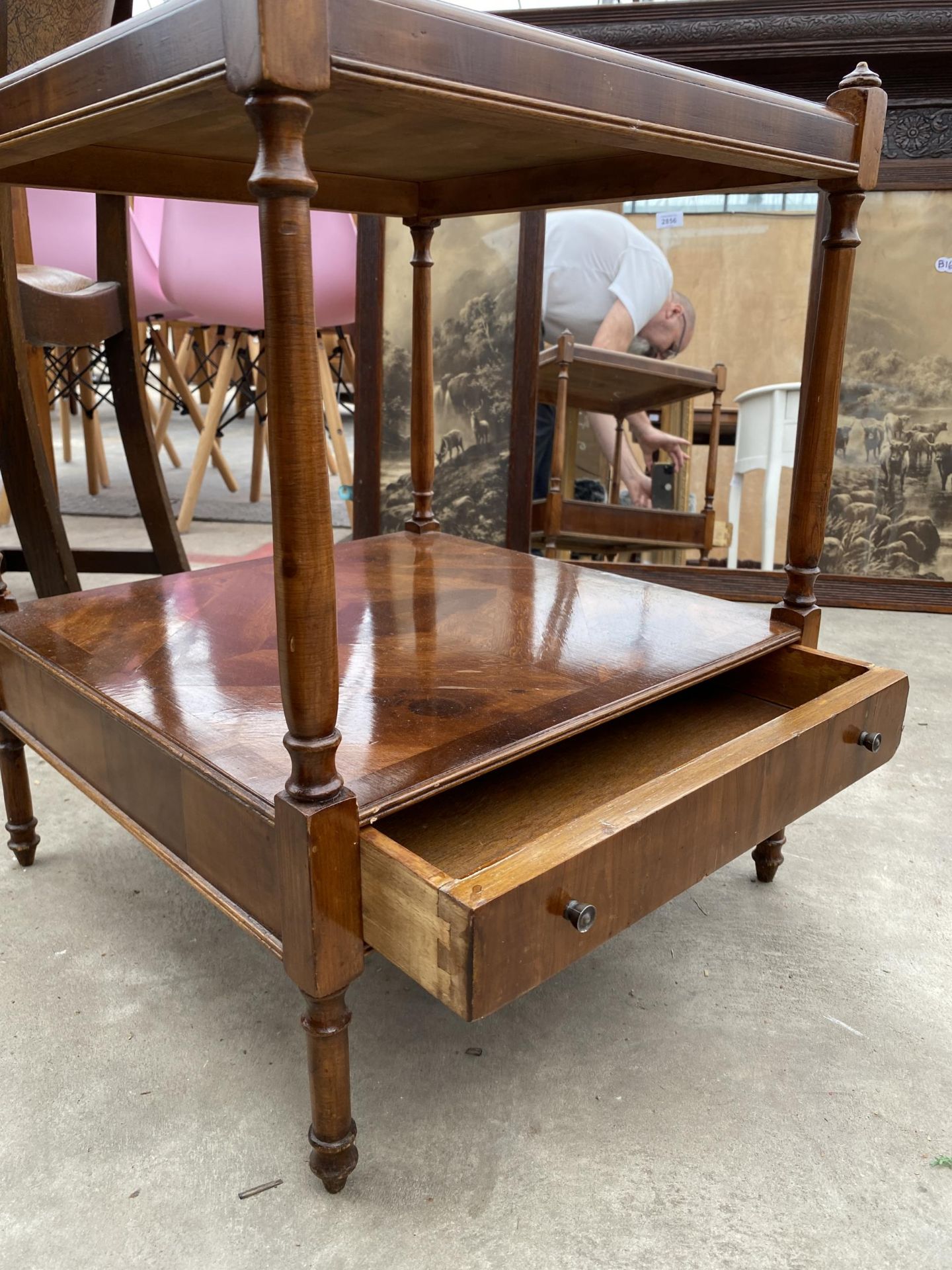 A REPRODUCTION WALNUT AND CROSSBANDED LAMP TABLE WITH TURNED UPRIGHTS AND SINGLE DRAWER - Image 4 of 4