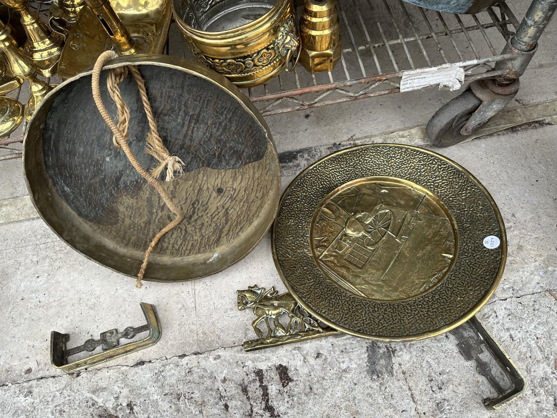 A LARGE ASSORTMENT OF BRASS ITEMS TO INCLUDE PANS, CHARGERS,A GONG AND CANDLE STICKS ETC - Image 4 of 4