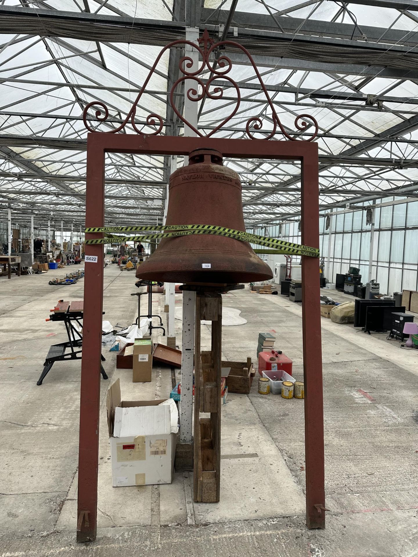 AN ORIGINAL VINTAGE CAST IRON 'NAYLOR VICKERS & CO SHEFFIELD' BELL WITH DECORATIVE STEEL FRAME (D: