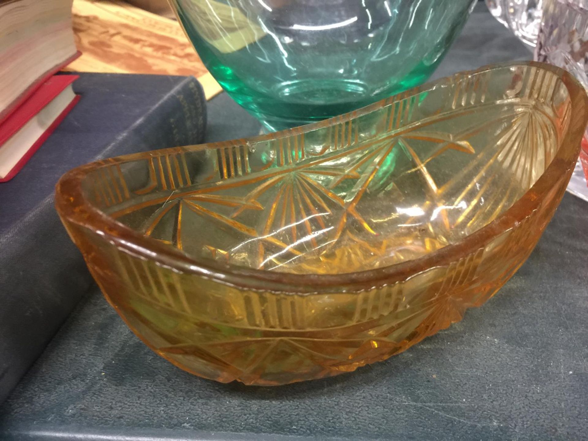 A QUANTITY OF GLASSWARE TO INCLUDE A HEAVY ART GLASS BOWL, COLOURED GLASS BOWLS, ETC - Image 2 of 4