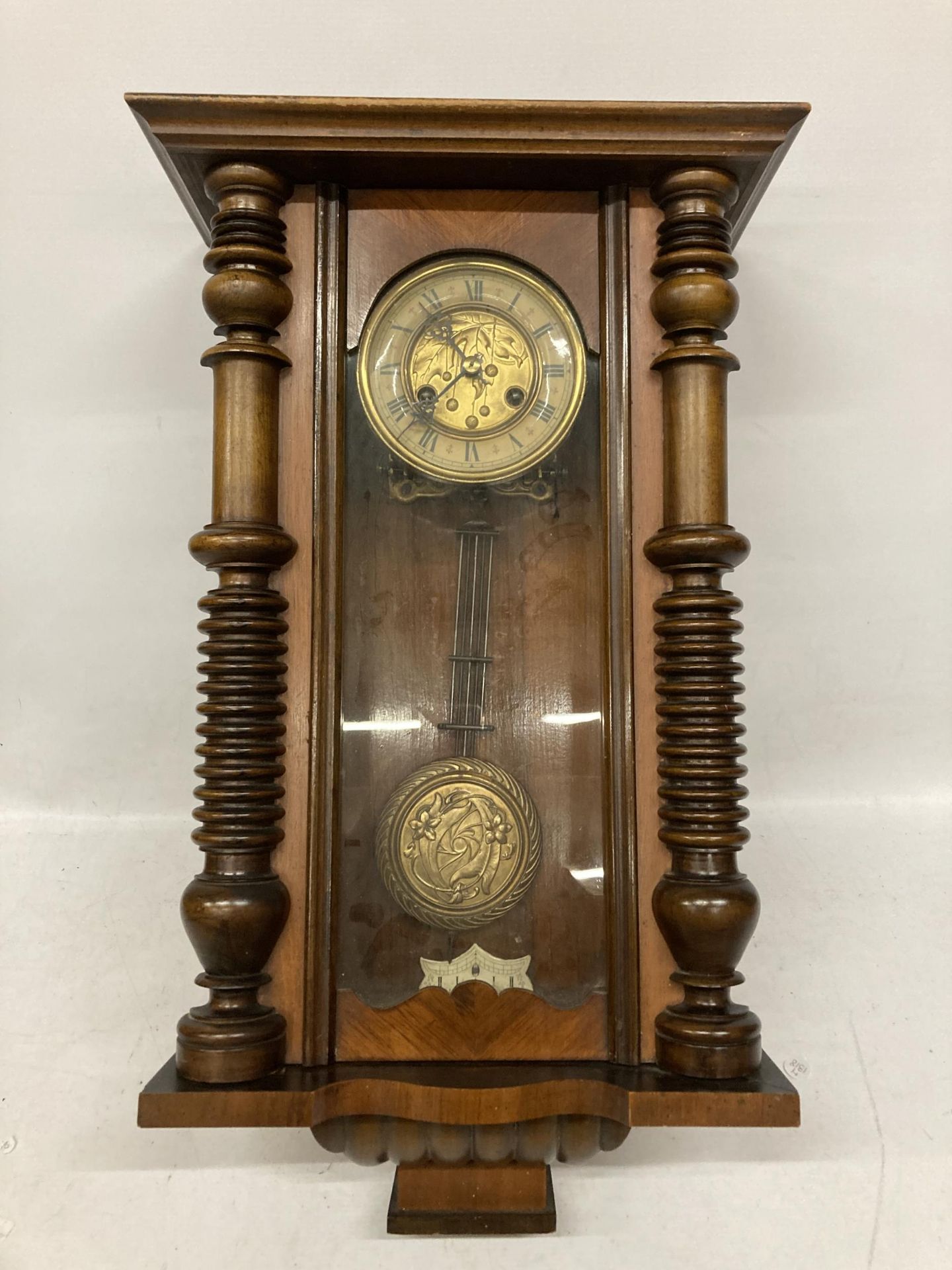 A MAHOGANY CASED VIENNA WALL CLOCK WITH EAGLE DESIGN TOP, WITH PENDULUM AND KEY - Bild 6 aus 6
