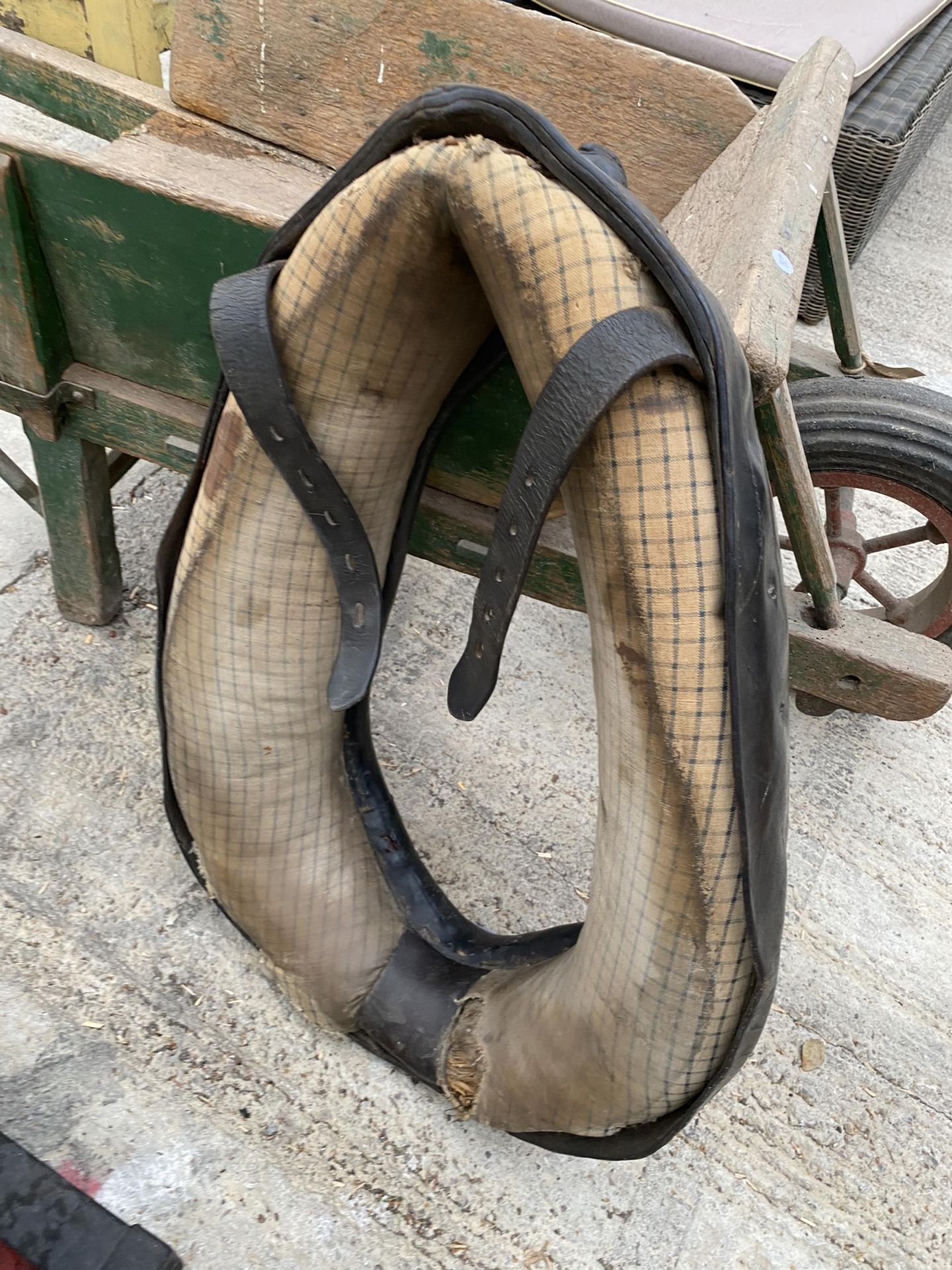 A VINTAGE LEATHER HEAVY HORSE HARNESS COLLAR - Image 3 of 3