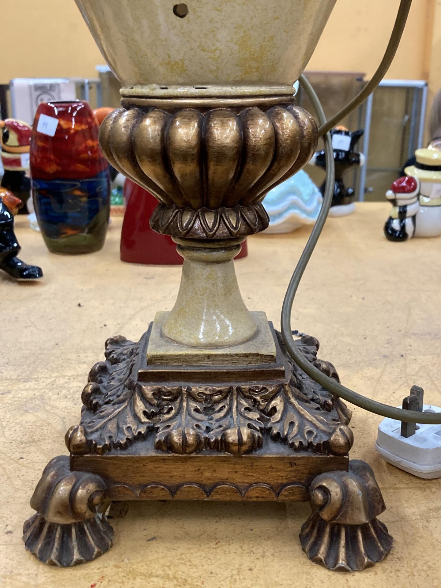 A LARGE FRENCH STYLE CREAM PEDESTAL LAMP WITH FLORAL DESIGN WITH METAL MOUNTS - Image 2 of 4