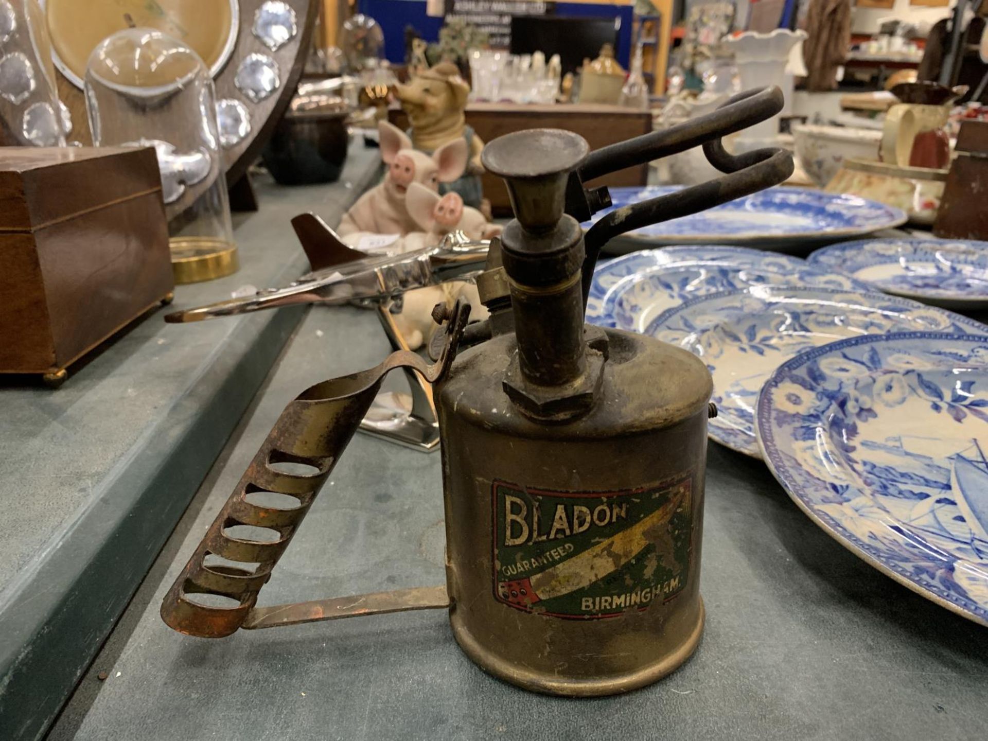 A VINTAGE BRASS OIL CAN/STOVE - Image 2 of 3