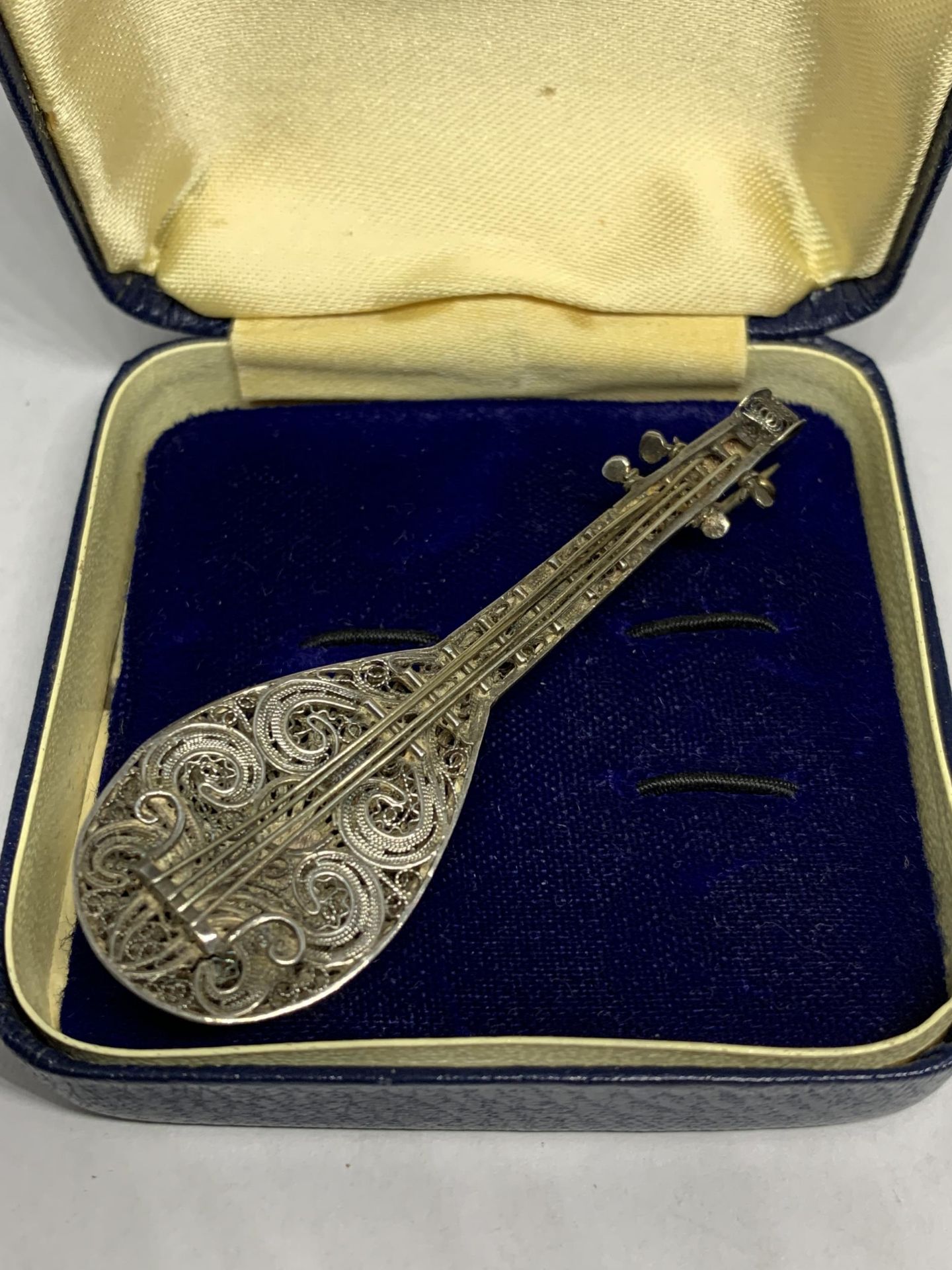 A SILVER MANDOLIN BROOCH IN A PRESENTATION BOX